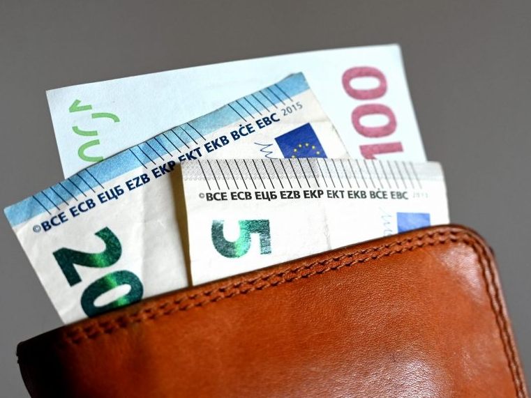 Die Beamten wollen über Gehaltserhöhungen verhandeln. Die Beamten wollen über Gehaltserhöhungen verhandeln.