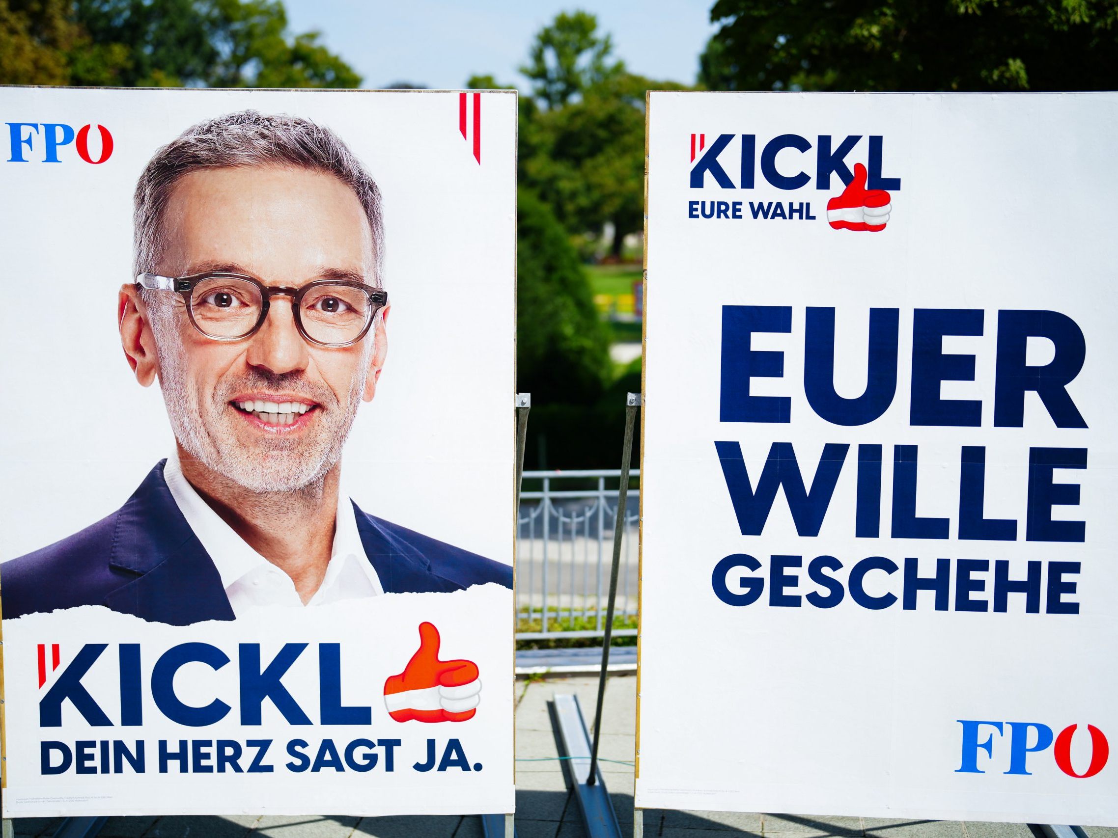 Ein Abt des Stifts Lilienfeld kritisiert das FPÖ-Plakat. Ein Abt des Stifts Lilienfeld kritisiert das FPÖ-Plakat.