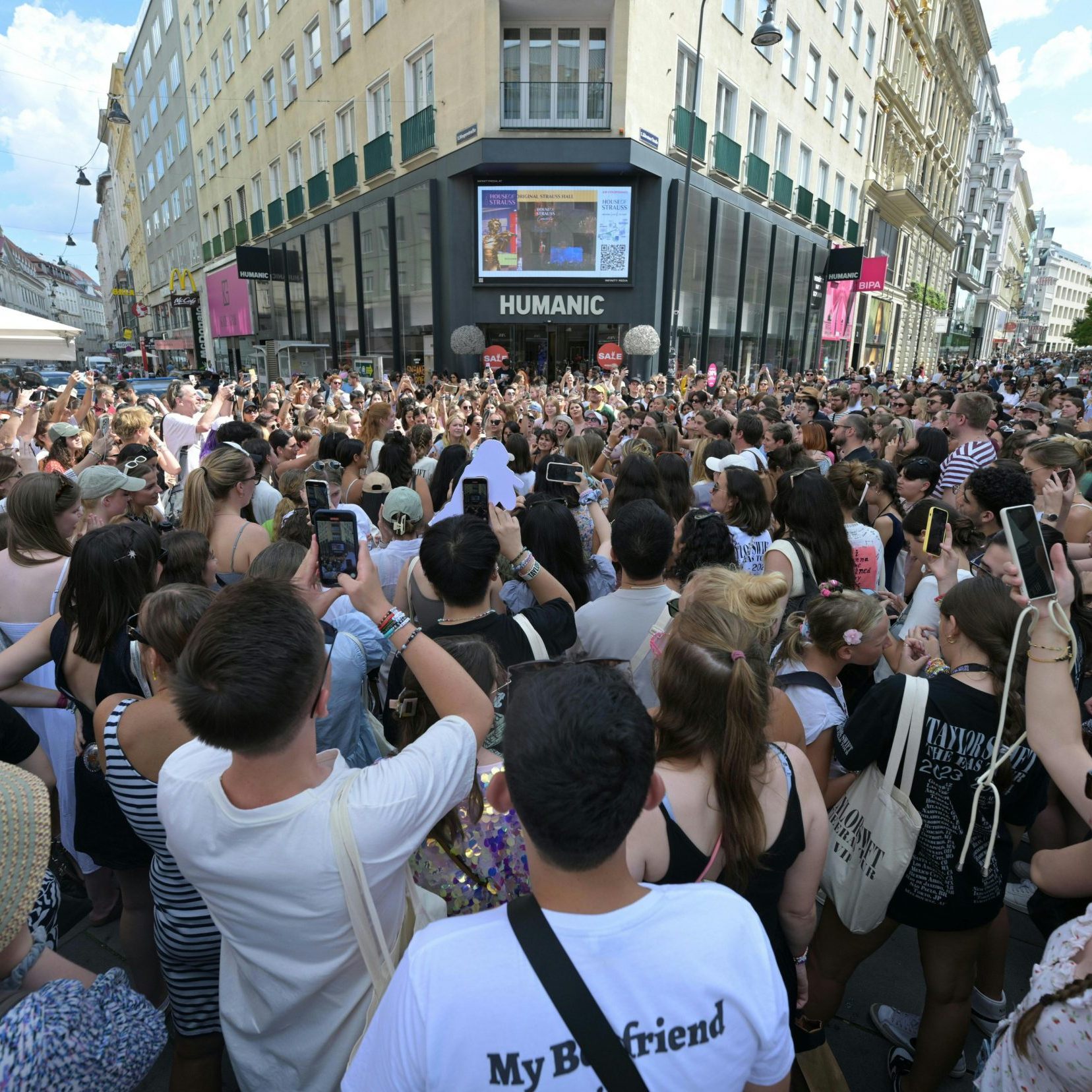 Spontankonzert von "Swifties" am Wiener Stephansplatz.