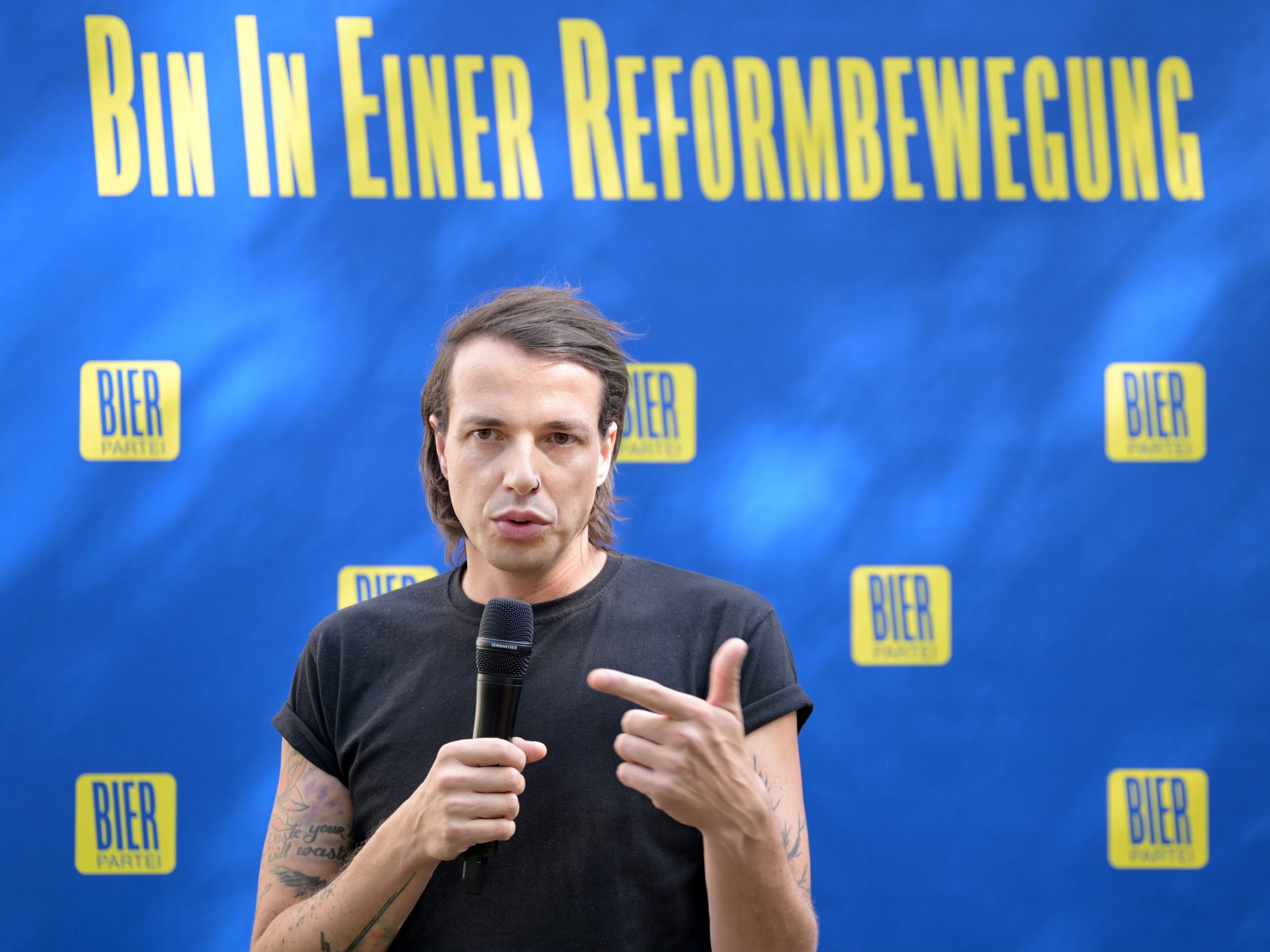 Spitzenkandidat Dominik Wazny im Rahmen einer PK der Bierpartei.