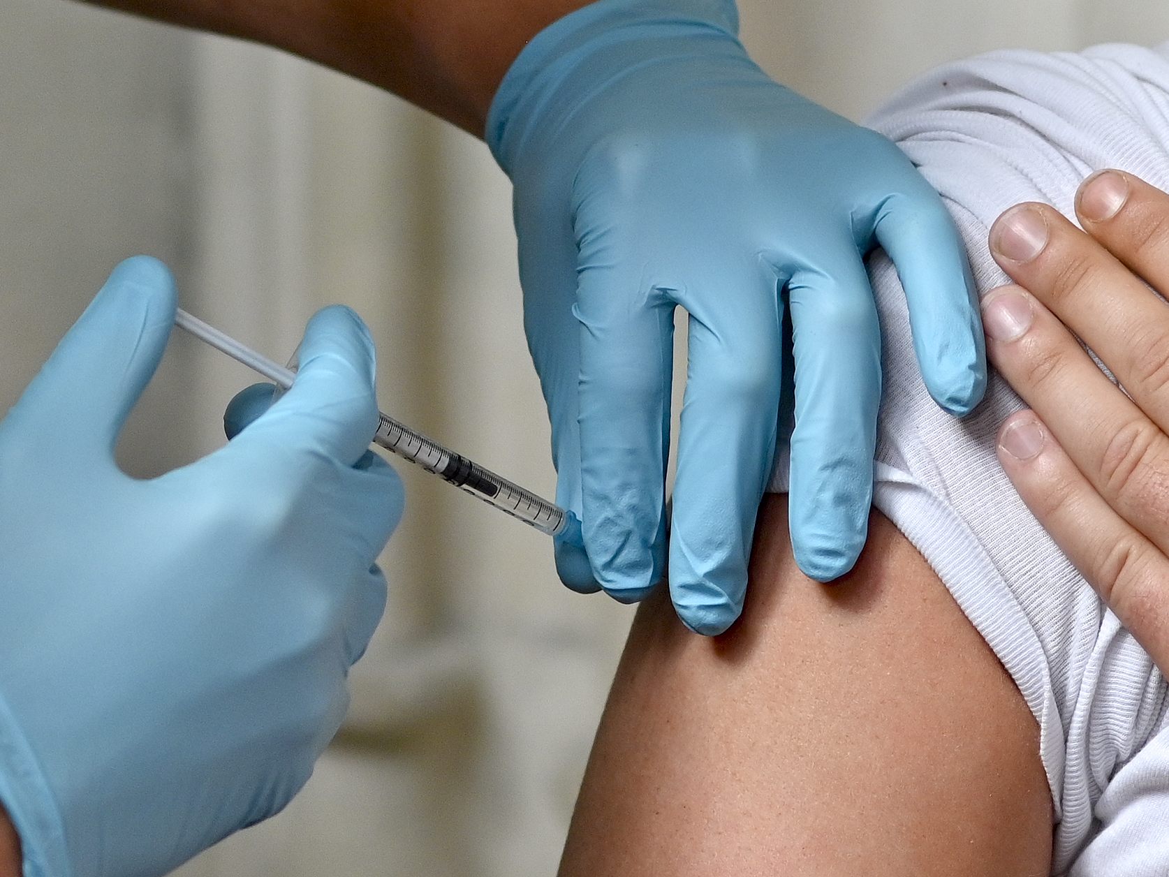 Eine Impfung unter die Haut und ein Booster in die Nase sollen die Wirksamkeit von Covid-19-Impfungen verbessern. Eine Impfung unter die Haut und ein Booster in die Nase sollen die Wirksamkeit von Covid-19-Impfungen verbessern.