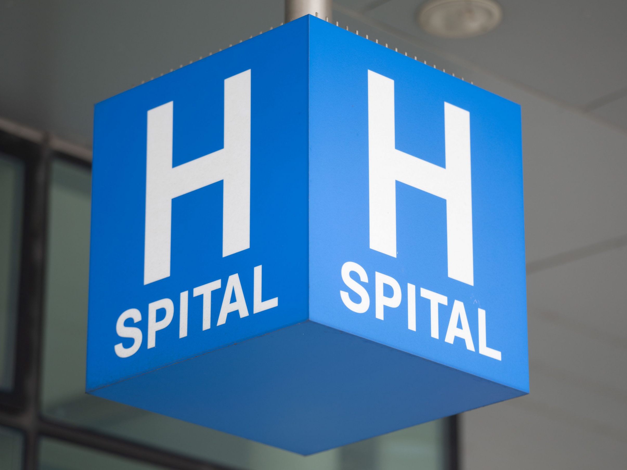 Drei Personen wurden nach dem Unfall auf der A10 ins Spital gebracht.
