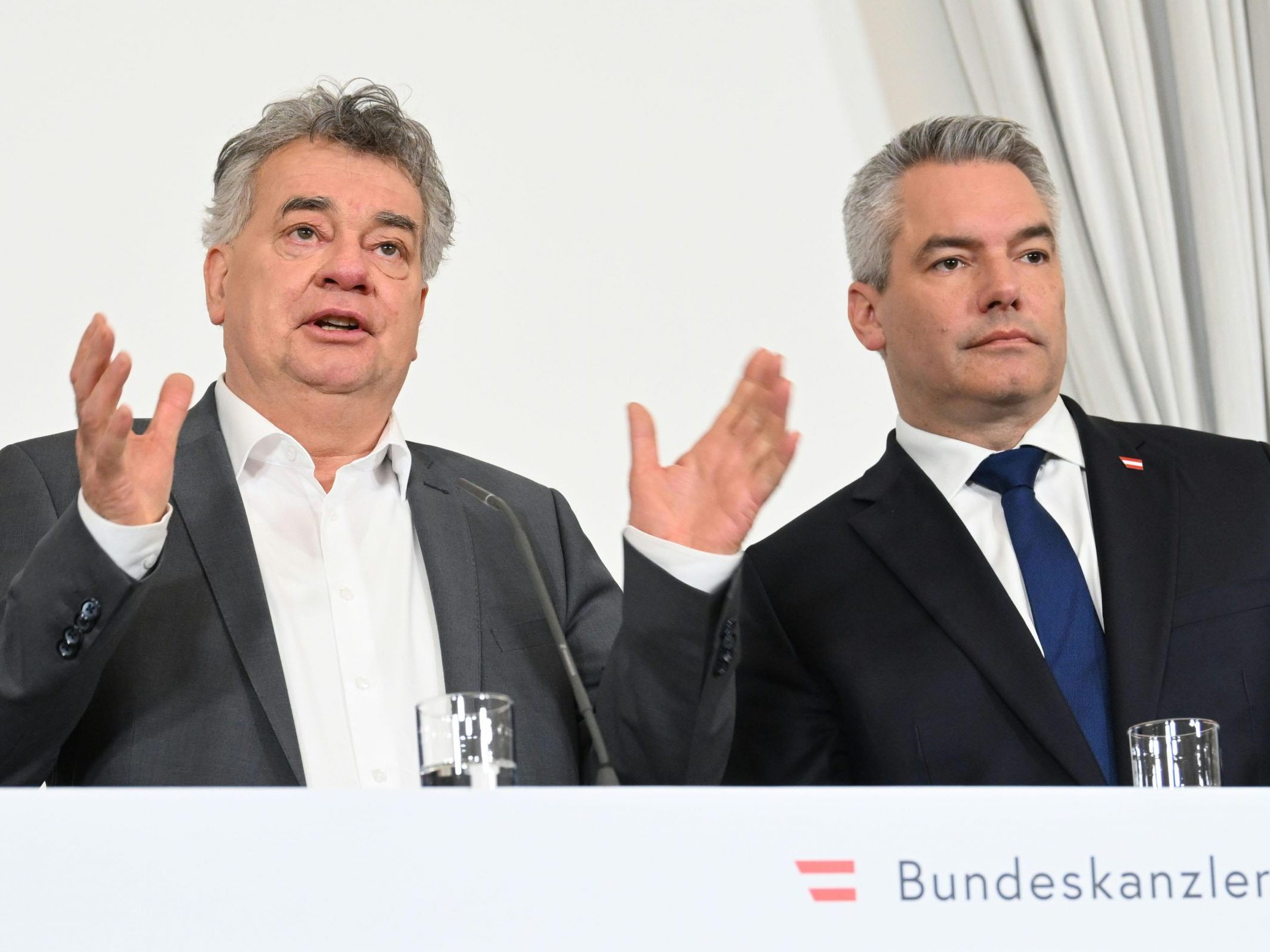 Kogler und Nehammer verteidigen die neue Sicherheitsstrategie.