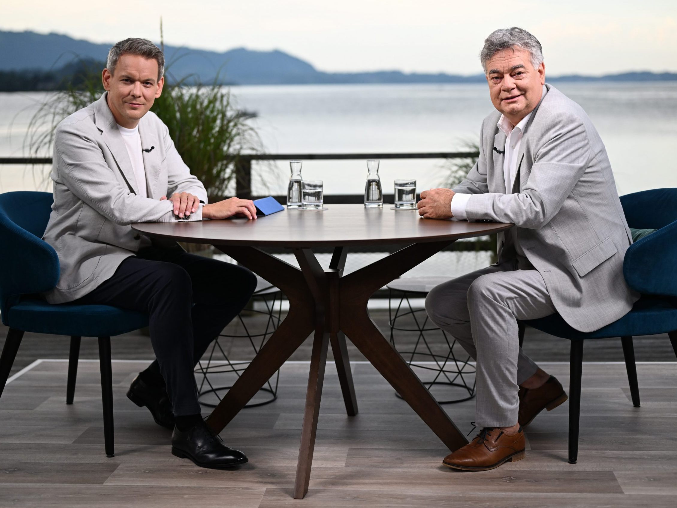 ORF-Moderator Martin Thür und Vizekanzler Werner Kogler beim ORF-Sommergespräch.