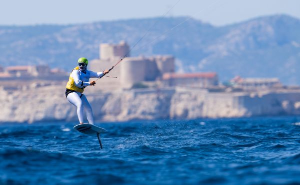 ABD0180_20240808 – PARIS – FRANKREICH: Valentin Bontus (AUT) am Donnerstag, 08. August 2024, whrend des Halbfinale Kitesurfen in der Formula Kite Klasse anl. der Olympischen Sommerspiele 2024, bei Marseille. – FOTO: APA/GEORG HOCHMUTH