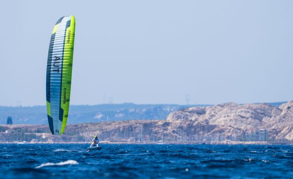 ABD0181_20240808 – PARIS – FRANKREICH: Valentin Bontus (AUT) am Donnerstag, 08. August 2024, whrend des Halbfinale Kitesurfen in der Formula Kite Klasse anl. der Olympischen Sommerspiele 2024, bei Marseille. – FOTO: APA/GEORG HOCHMUTH