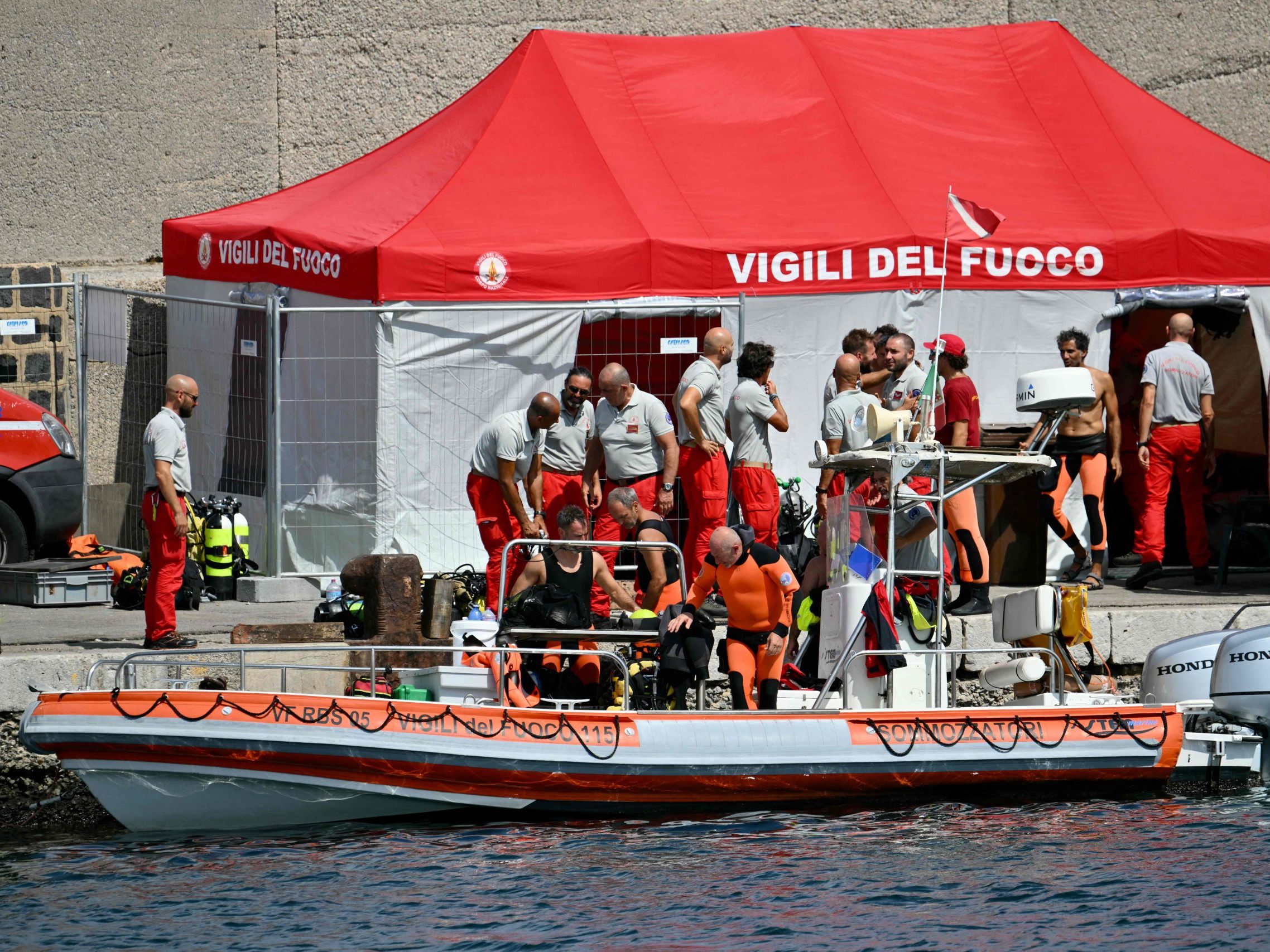 Feuerwehrtauchern ist es gelungen, durch ein Glasfenster in den Schiffsrumpf der am Montag vor Palermo gesunkenen Luxusjacht "Bayesian" zu gelangen. Feuerwehrtauchern ist es gelungen, durch ein Glasfenster in den Schiffsrumpf der am Montag vor Palermo gesunkenen Luxusjacht "Bayesian" zu gelangen.