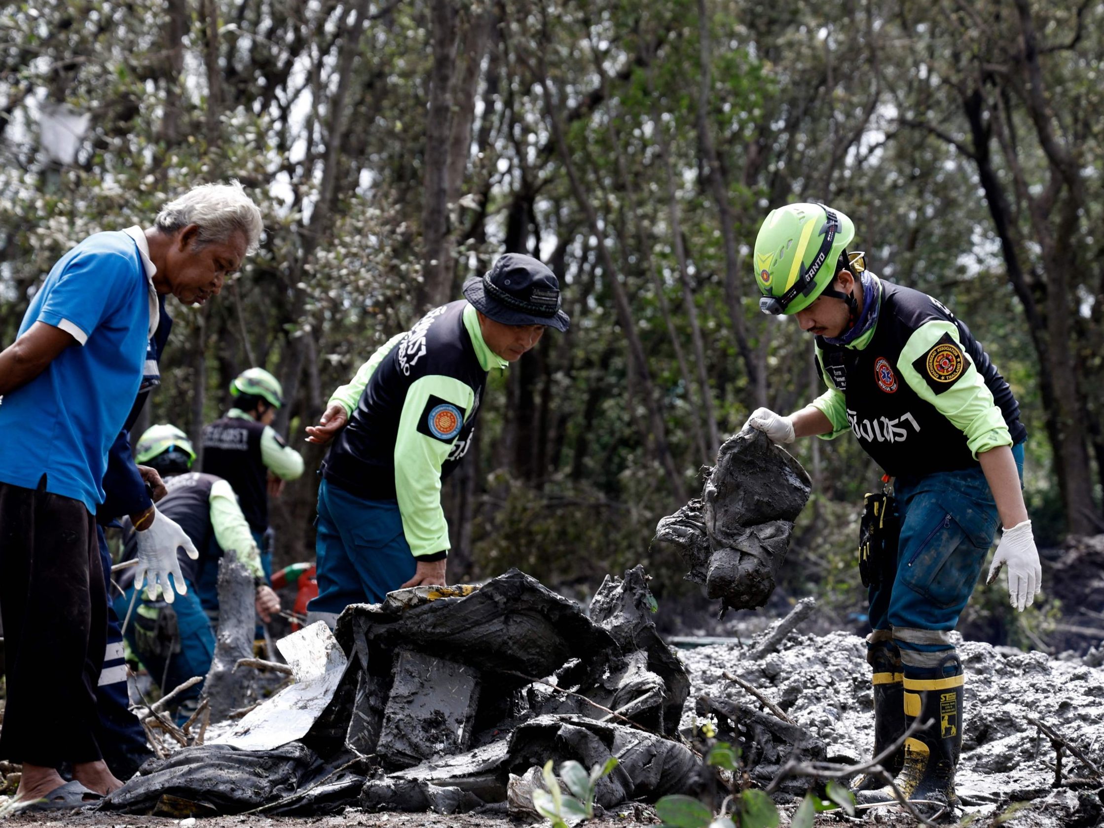 Das Flugzeug war den Angaben zufolge auf dem Weg vom Bangkoker Flughafen Suvarnabhumi in die für ihre malerischen Strände bekannte Provinz Trat am Golf von Thailand verunglückt. Das Flugzeug war den Angaben zufolge auf dem Weg vom Bangkoker Flughafen Suvarnabhumi in die für ihre malerischen Strände bekannte Provinz Trat am Golf von Thailand verunglückt.