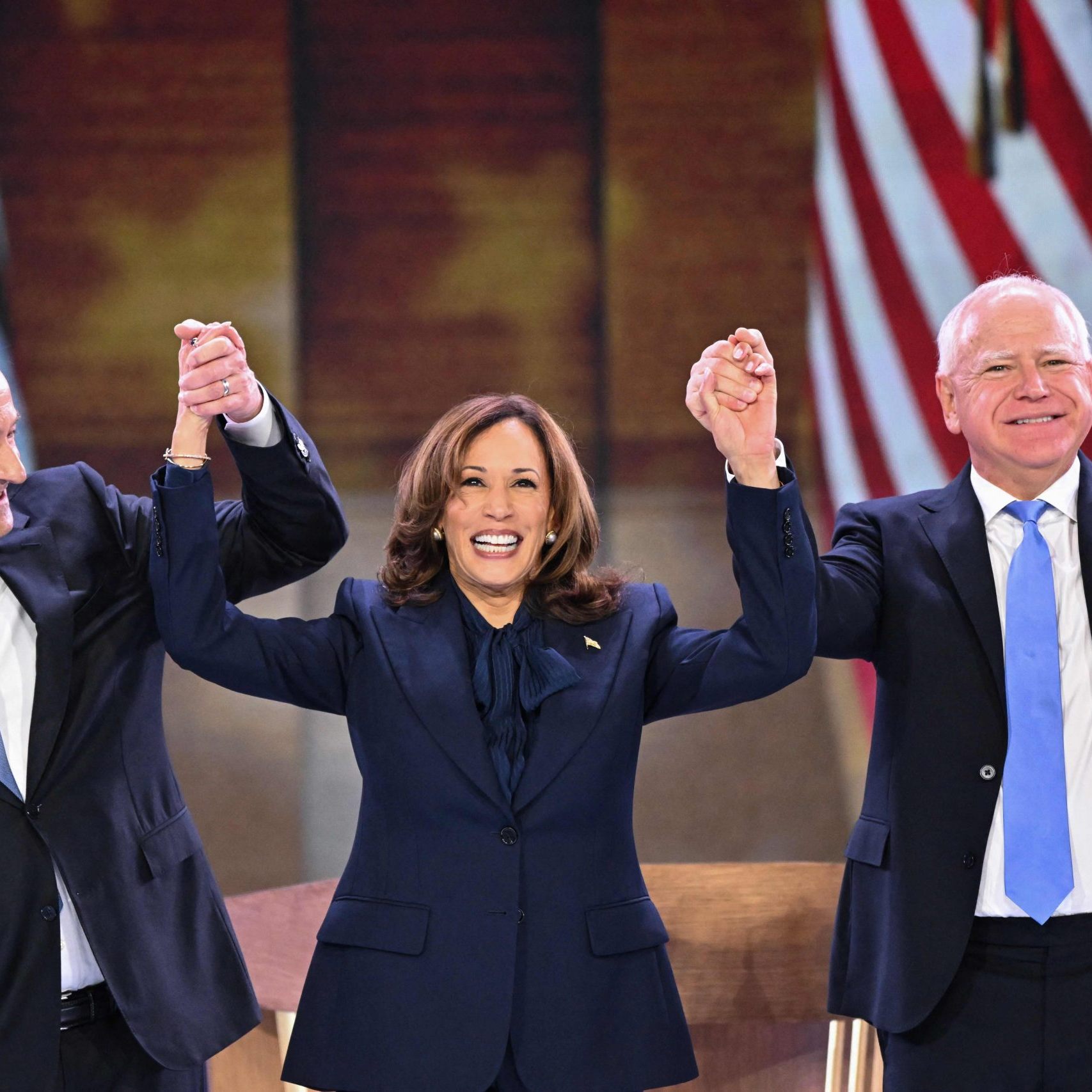 Kamala Harris mit ihrem Ehemann, Doug Emhoff (li) und ihrem Vize, Tim Walz (re).
