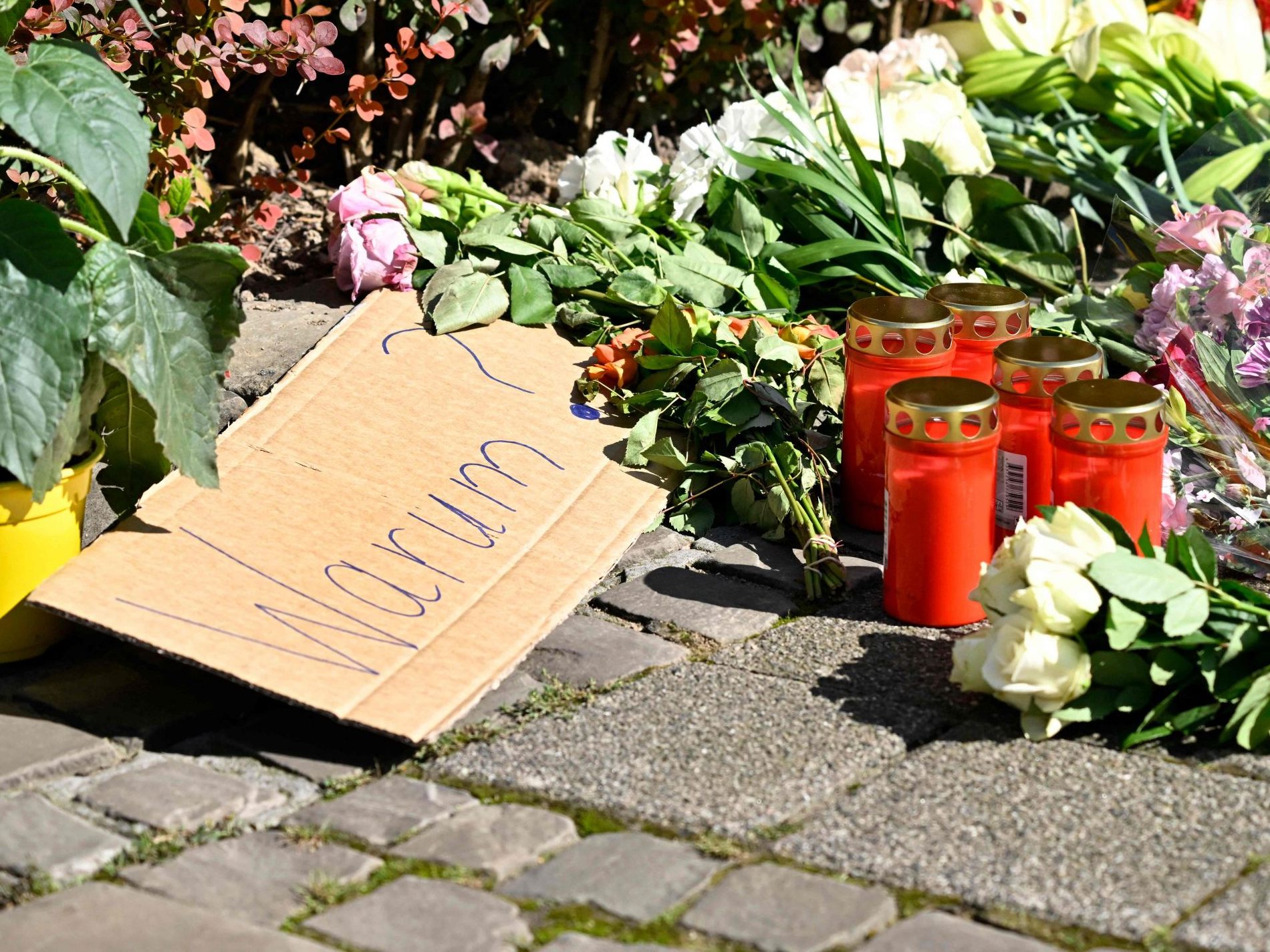 Trauer nach dem Messerangriff bei einem Festival im deutschen Solingen. Trauer nach dem Messerangriff bei einem Festival im deutschen Solingen.