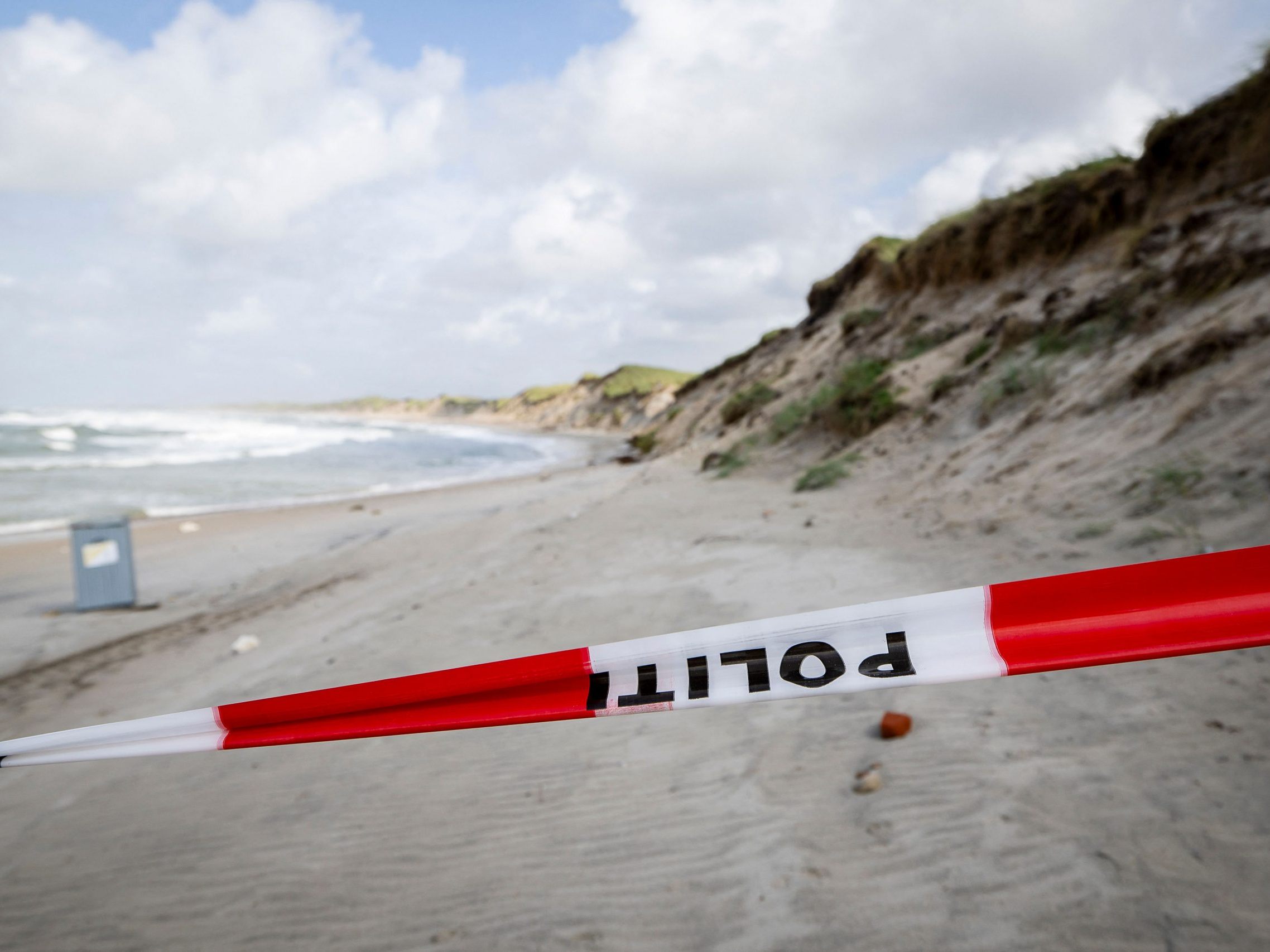Die bisherigen Erkenntnisse der Polizei deuten darauf hin, dass die beiden Buben beim Spielen am Strand eine Art Höhle in die Dünen gegraben haben, was möglicherweise den Erdrutsch auslöste. Die bisherigen Erkenntnisse der Polizei deuten darauf hin, dass die beiden Buben beim Spielen am Strand eine Art Höhle in die Dünen gegraben haben, was möglicherweise den Erdrutsch auslöste.