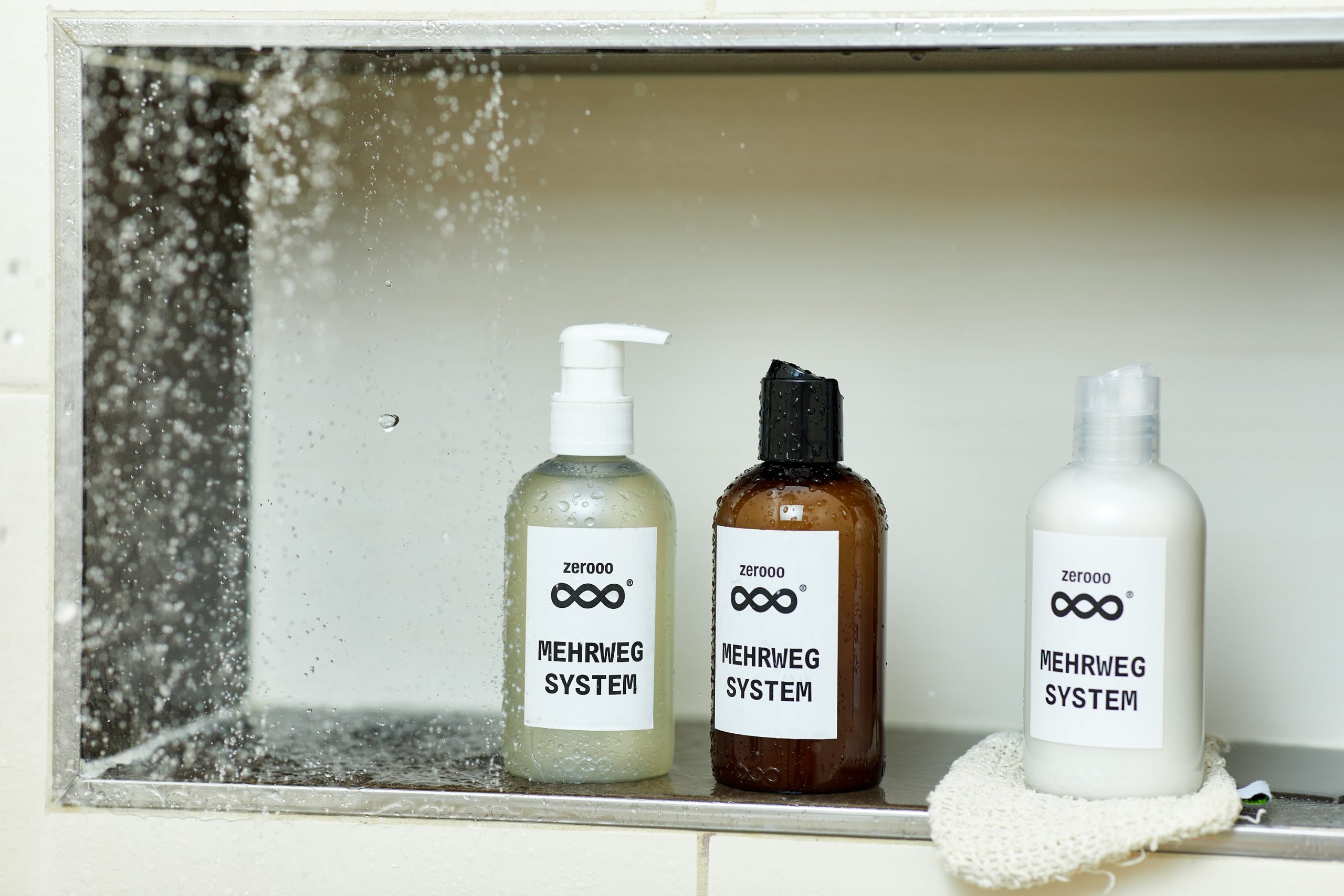 Durch die Entwicklungsunterstützung von ALPLA für die Flasche realisiert die SEA ME GmbH das erste PET-Mehrwegsystem für Kosmetik- und Pflegeprodukte in Deutschland und Österreich.
