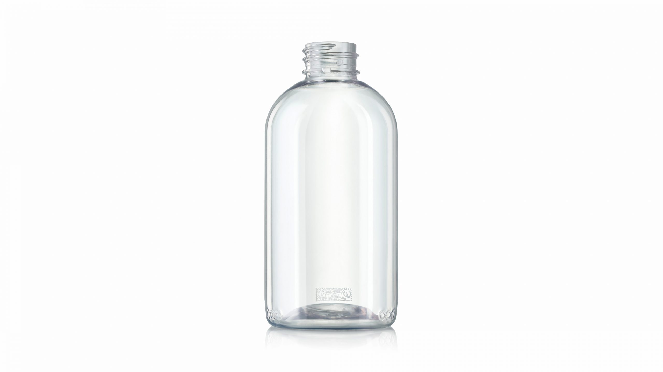 Jede PET-Mehrwegflasche von zerooo ist ein Unikat. Ein lasergravierter 2D-Data-Matrix-Code – die zerooo ID – liefert Informationen über Inhalt und Anzahl der Umläufe. 