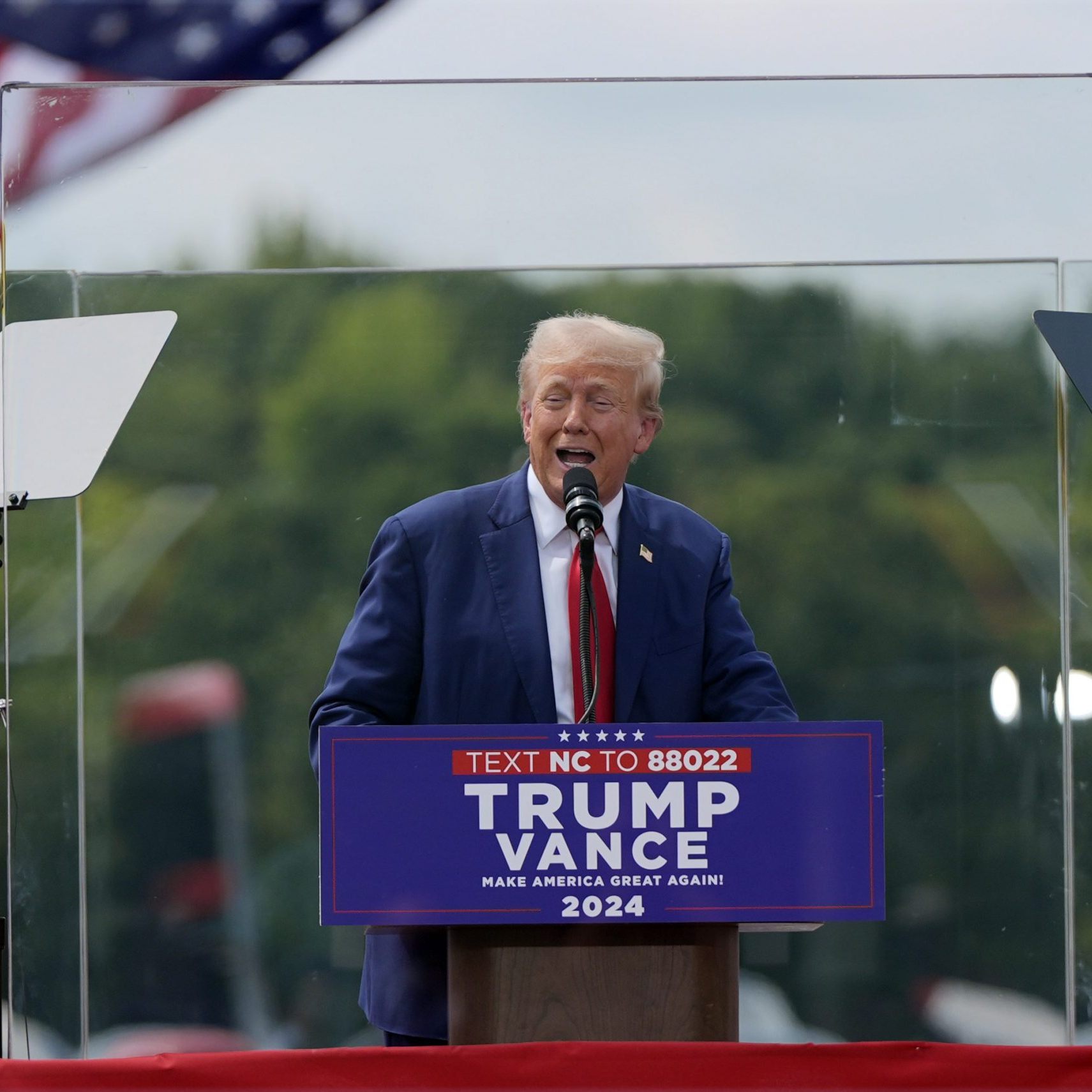 Seine Rede hielt er hinter schusssicherem Glas.