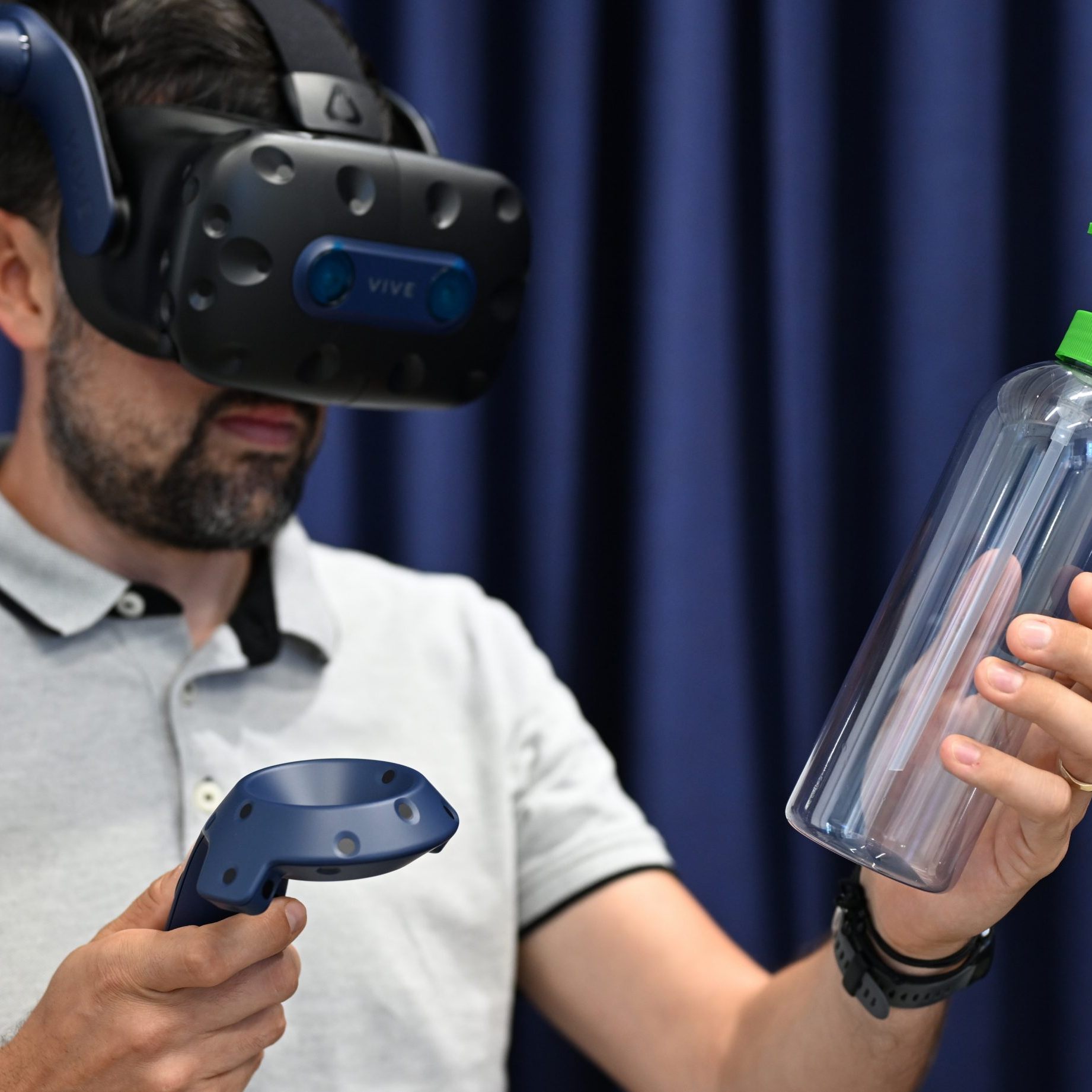 Im Alpla-Labor "Kompetenzzentrum für Design und Technologie" werden neue Flaschen unter Einsatz modernster Technik - hier mit einer 3D-Brille - gemeinsam mit dem Kunden entwickelt.