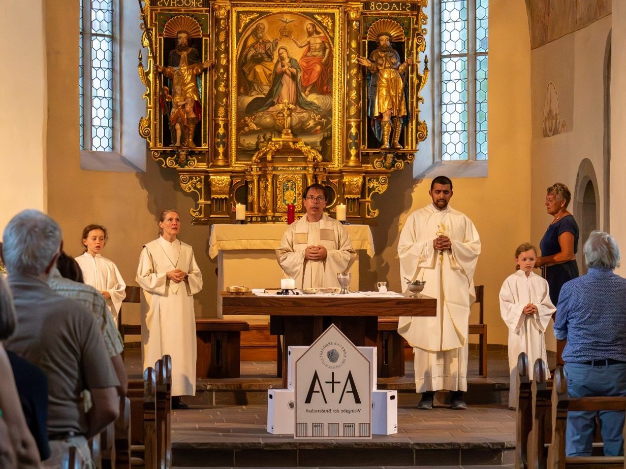 Messfeier in der Wallfahrtskirche St. Arbogast zum Annatag mit „Weintaufe“ des Bruderschaftsweins. Messfeier in der Wallfahrtskirche St. Arbogast zum Annatag mit „Weintaufe“ des Bruderschaftsweins.