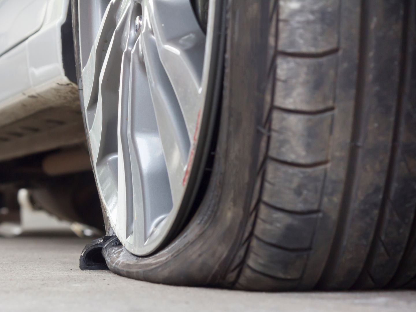 Klimaschützer ließen die Luft aus mehreren SUV-Reifen.