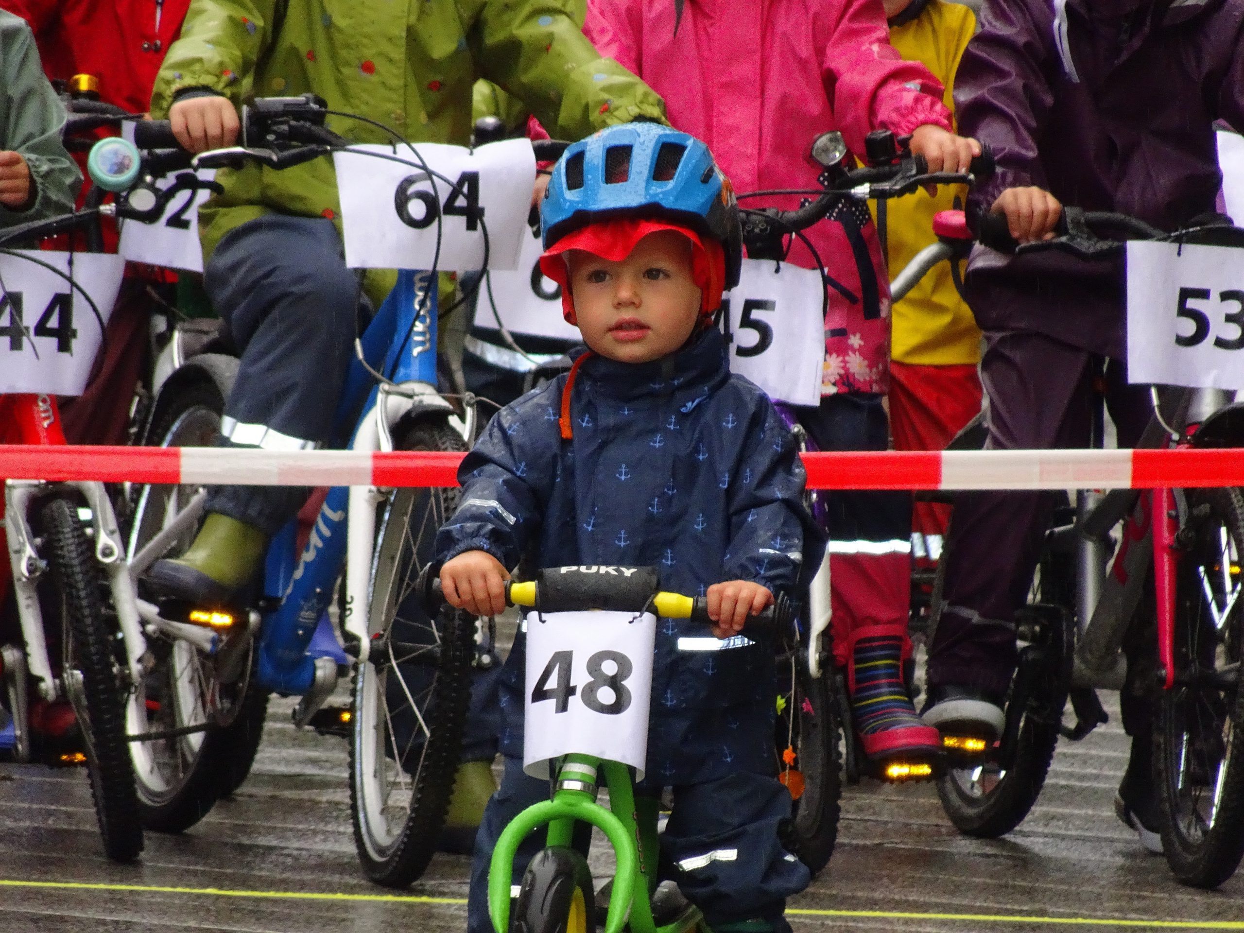 Die kleinen Radler beim Käferle-Cup zeigten sich wetterfest und ließen sich den Spaß trotz Regenwetters nicht verderben.