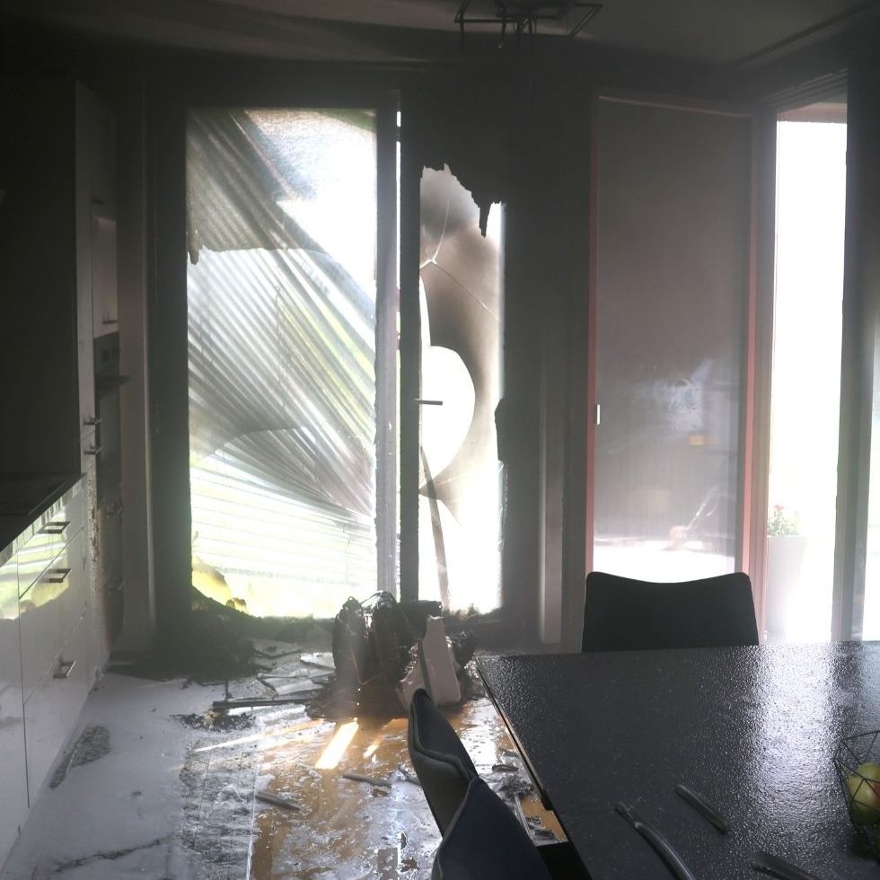 Die direkt betroffene Wohnung ist zurzeit unbewohnbar. Die Bewohner wurden vorübergehend bei Bekannten untergebracht.