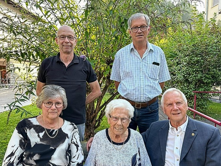 PVÖ Bürs gratuliert Anni Tschabrun zum 100er