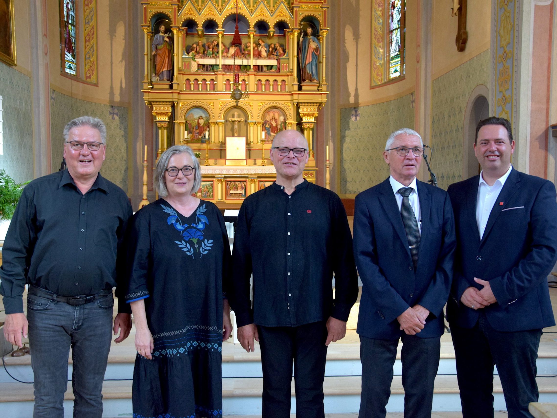Organist Ralf Junghöfer, Sprecherin Helen van Almsick, der musikalische Leiter des „Projektchor Stimmkultur 2024", Bernhard van Almsick, Hotelier Markus Felbermayer (organisatorischer Leiter des Festivals „Montafoner Resonanzen") und Dir. Manuel Bitschnau (Montafon Tourismus) nach dem Konzert des Projektchores in der Pfarrkirche Gaschurn. Organist Ralf Junghöfer, Sprecherin Helen van Almsick, der musikalische Leiter des „Projektchor Stimmkultur 2024", Bernhard van Almsick, Hotelier Markus Felbermayer (organisatorischer Leiter des Festivals „Montafoner Resonanzen") und Dir. Manuel Bitschnau (Montafon Tourismus) nach dem Konzert des Projektchores in der Pfarrkirche Gaschurn.
