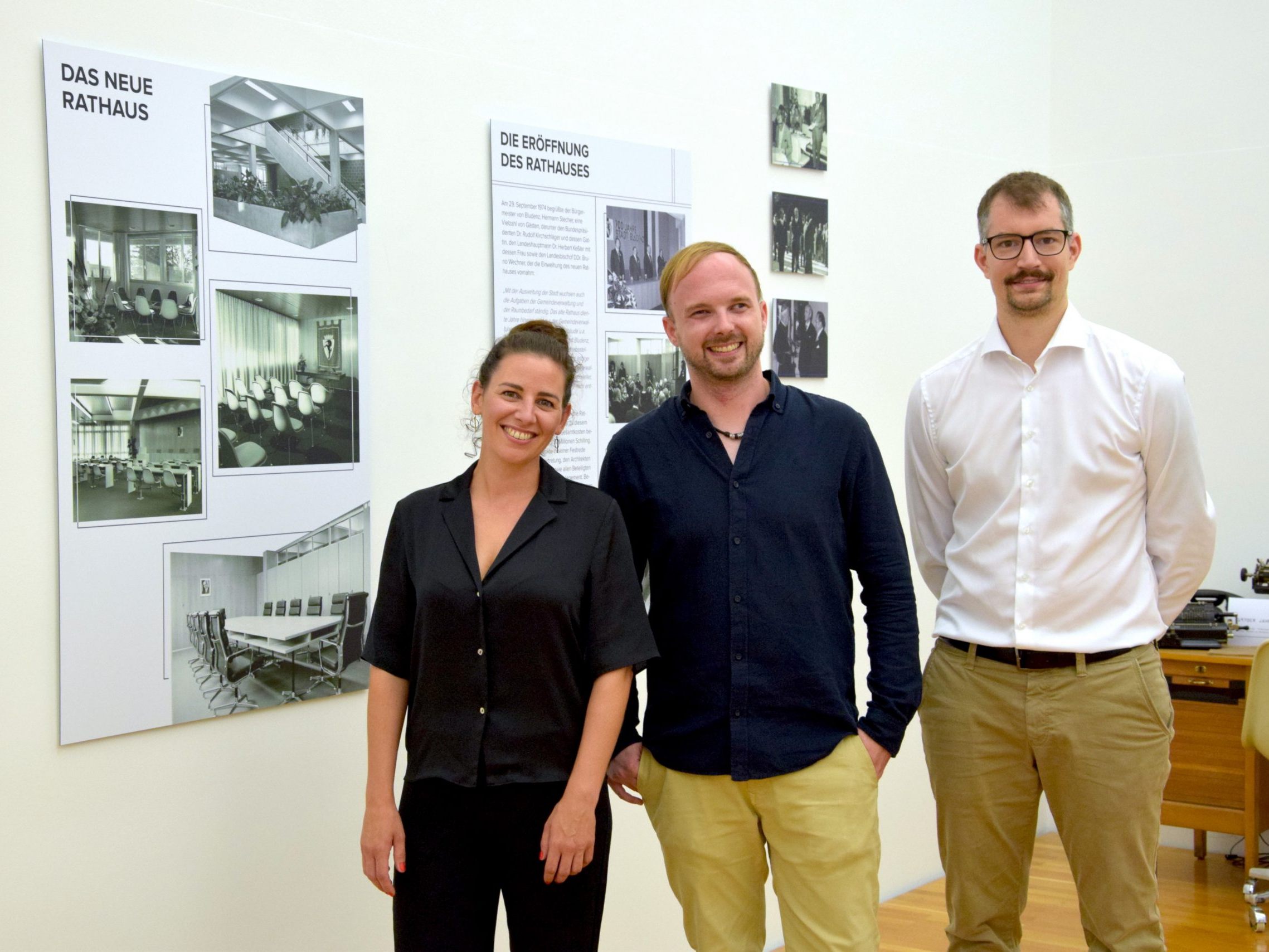 Kulturamtsleiterin Daniela Beck, Valentin Ledoldis und Stefan Stachniß (beide sind Mitarbeiter der städitschen Öffentlichkeitsarbeit) in der diesjährigen Sommerausstellung im Kunstraum Remise.