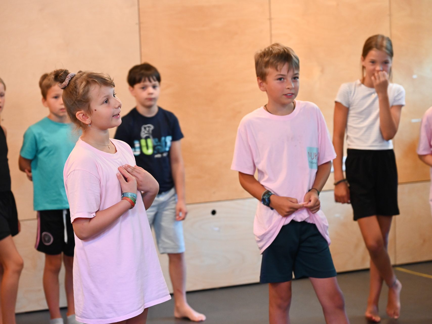 Bei einem richtigen Musical mitwirken. Eine ganze Woche üben die Kinder Text und Gesang, ehe für sie am Sonntag der Vorhang aufgeht und sie ihr Musical im dô vorführen. Bei einem richtigen Musical mitwirken. Eine ganze Woche üben die Kinder Text und Gesang, ehe für sie am Sonntag der Vorhang aufgeht und sie ihr Musical im dô vorführen.