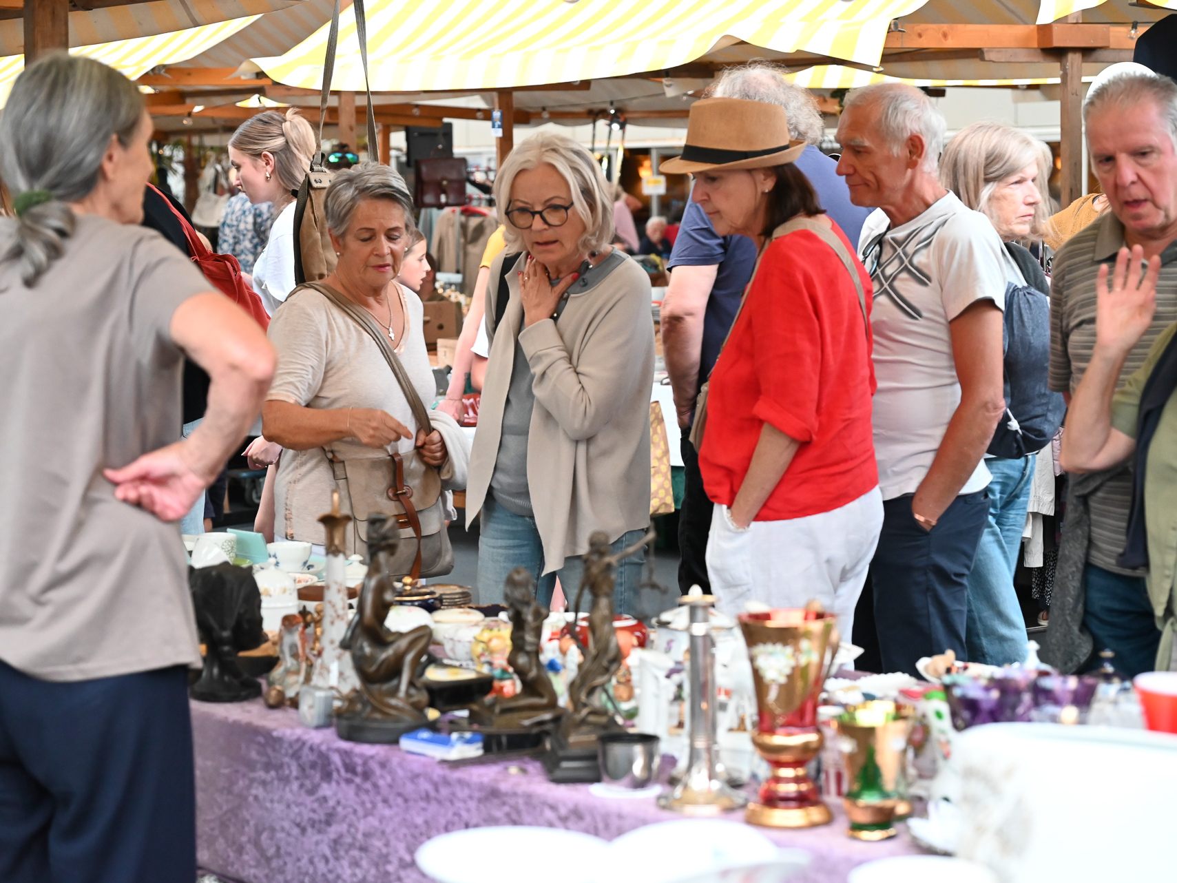 Beim zweitägigen Nachtflohmarkt können Besucherinnen und Besucher bis 22 Uhr stöbern und am Kirchplatz verweilen.