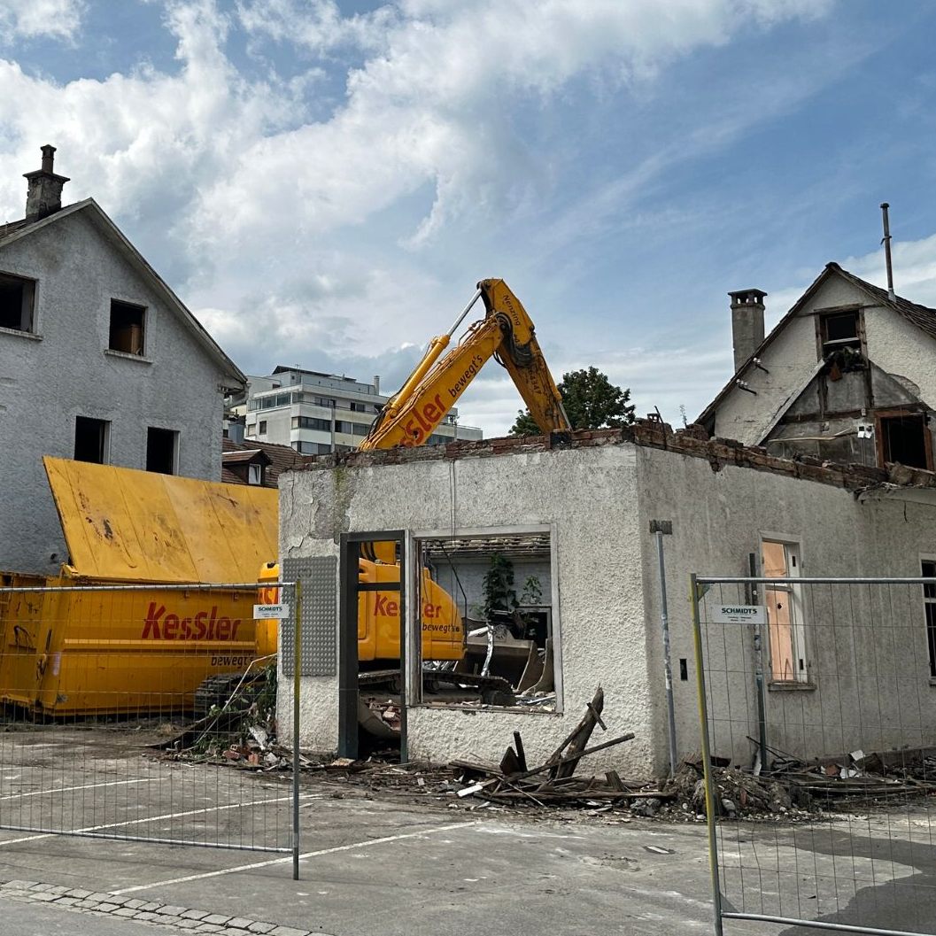 Schon länger ist das Gebäudeensemble den Bregenzern ein Dorn im Auge. Jetzt wird es abgerissen.