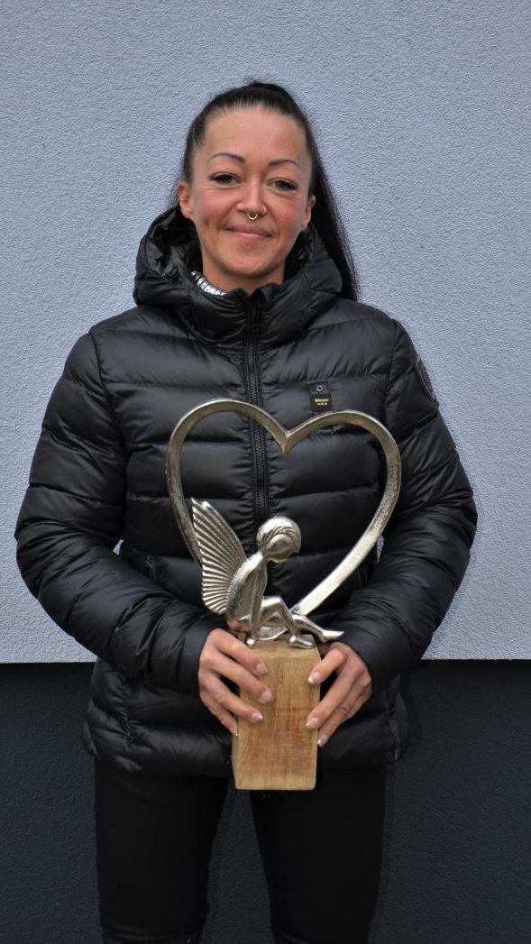 Alexandra wurde für ihr ehrenamtliches Engagement ausgezeichnet, nach einer Krebsdiagnose benötigt sie Unterstützung.