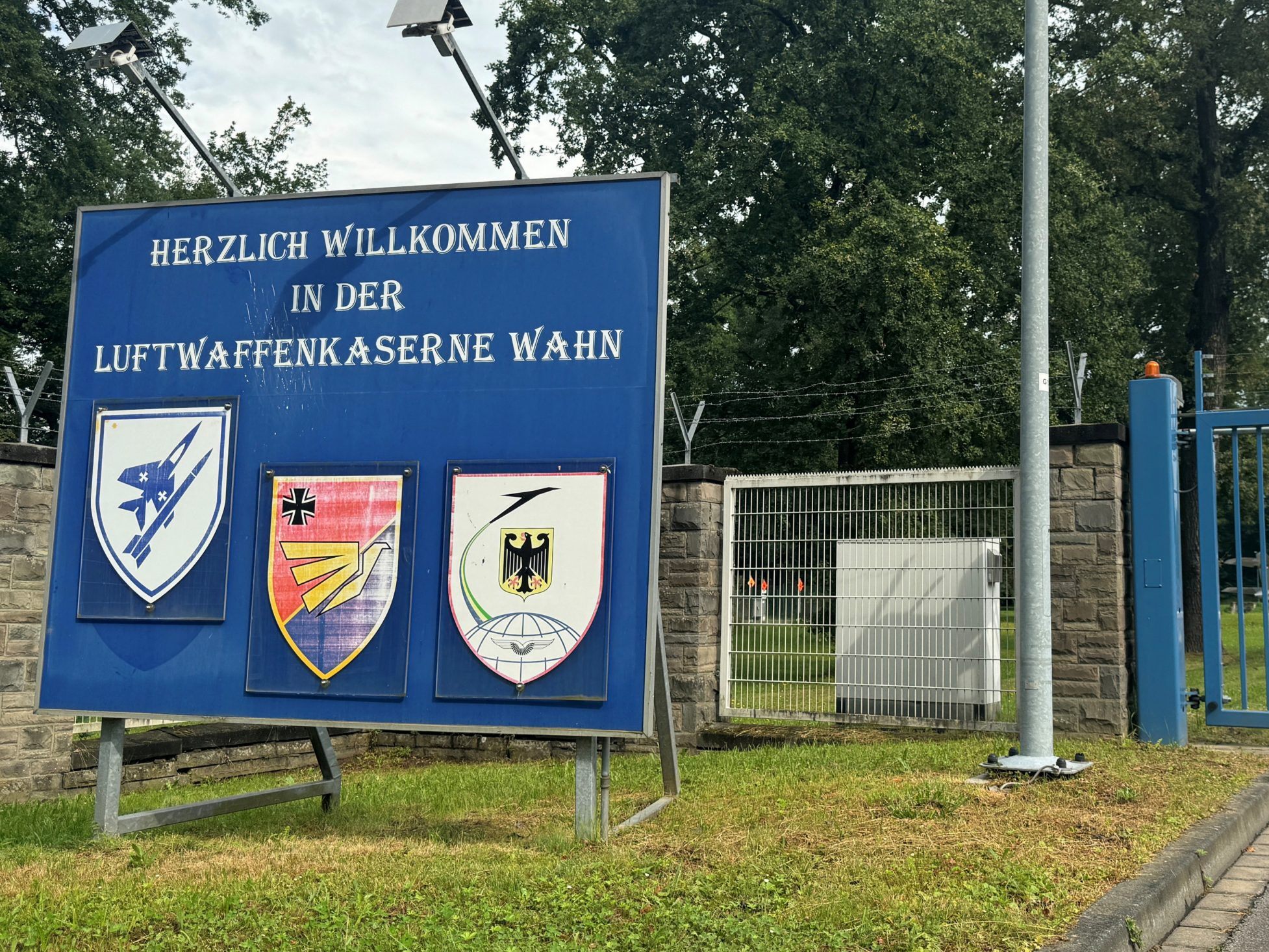 Der Eingang zur Luftwaffenkaserne Köln-Wahn. Der Eingang zur Luftwaffenkaserne Köln-Wahn.