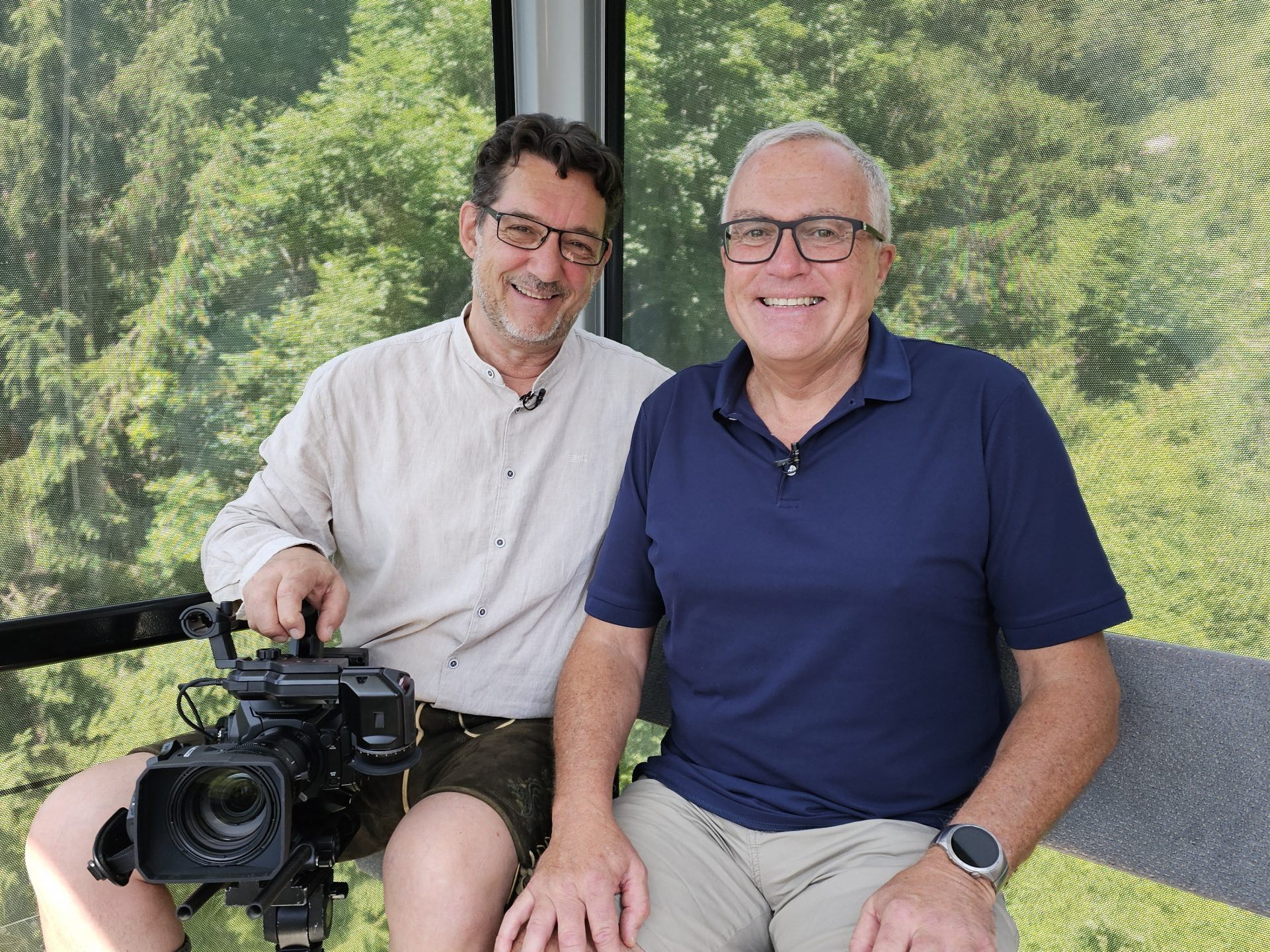 Notarzt im Ruhestand, Dr. Christian Flaig, (re) macht seinem Ärger in der Fernsehgondel am Muttersberg bei Andreas Seeburger (li) Luft, dass arbeiten in der Pension vom Staat nicht wertgeschätzt wird.