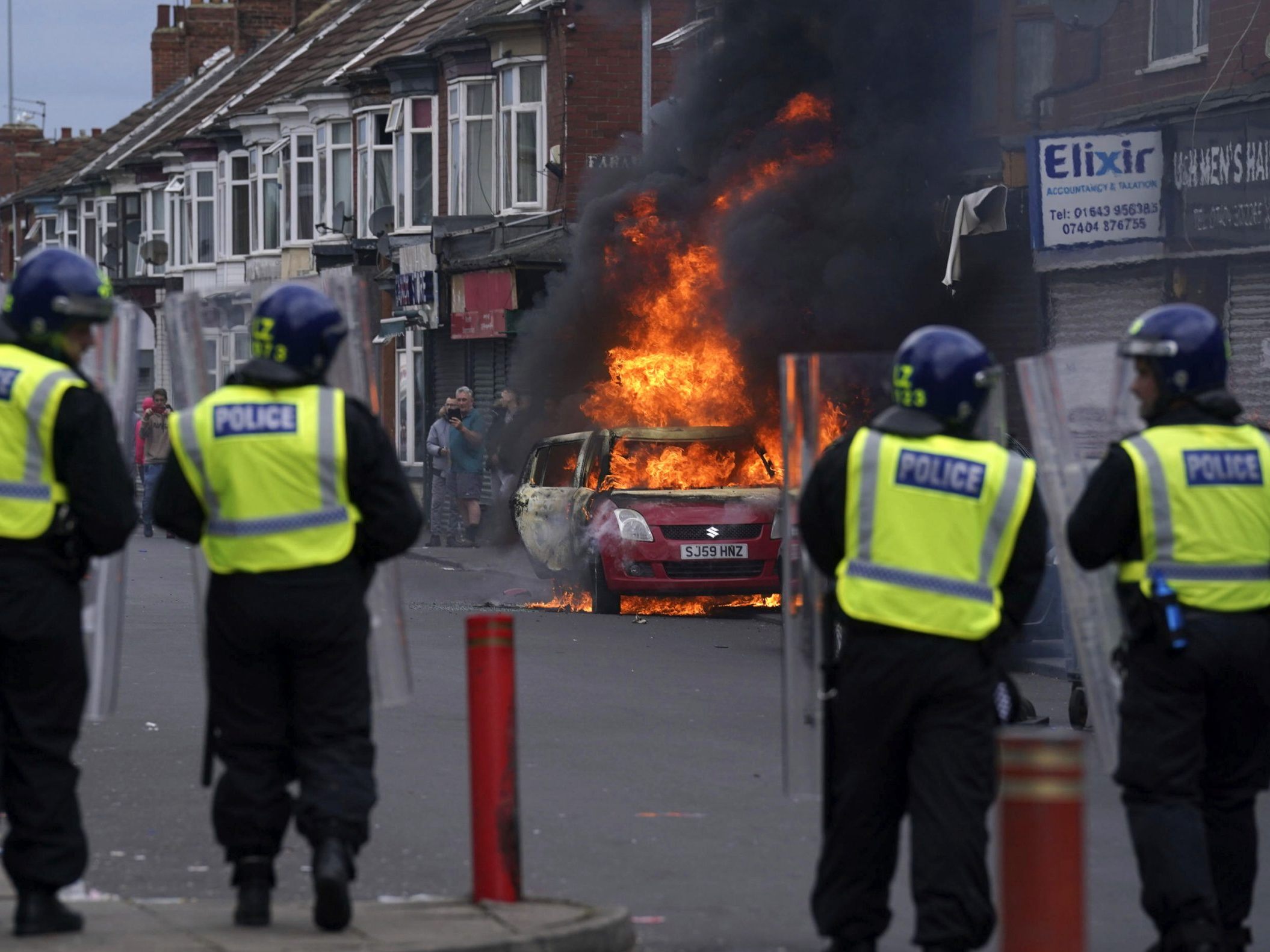 Anti-Immagrations-Proteste in England: Ein Auto brennt in Middlesbrough.