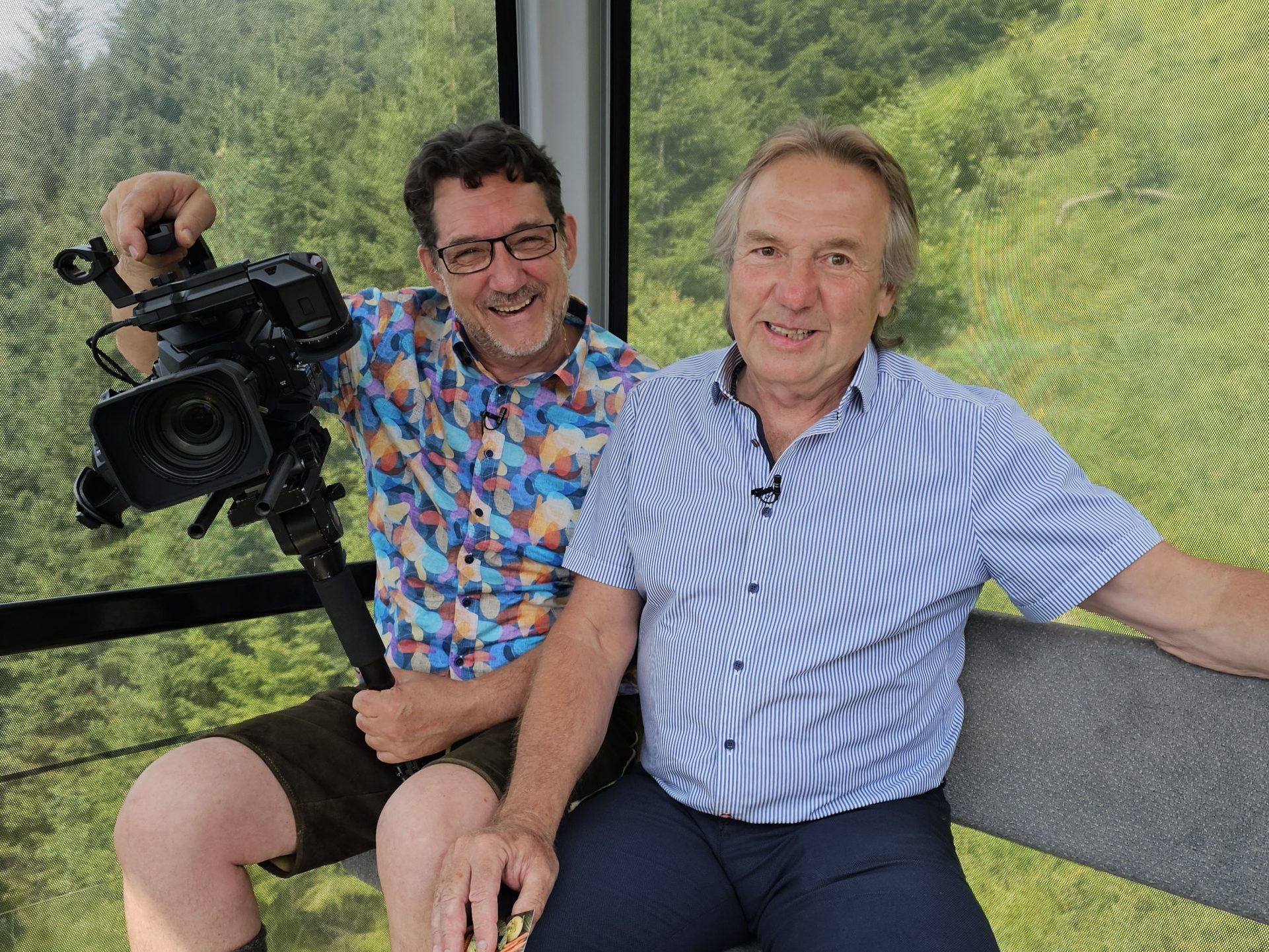 Flugbetriebsleiter Georg Fessler (re) ist nach 31. Jahren, im Dienste der Fliegerei am Flugplatz Hohenems, in Pension gegangen und erzählt bei Andreas Seeburger (li) in der Fernsehgondel von seiner gelebten Berufung.