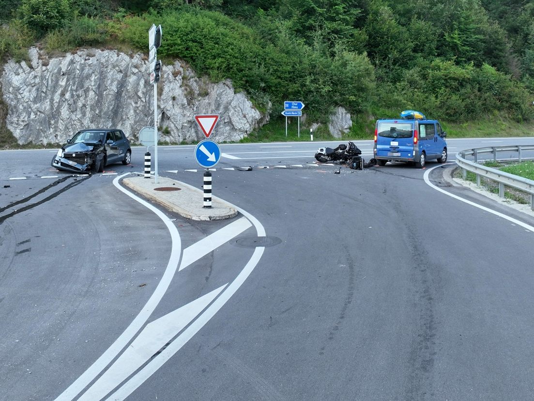 Die Unfallstelle an der Oberalpstraße in Schluein. Die Unfallstelle an der Oberalpstraße in Schluein.