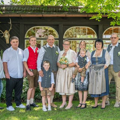 Das frisch getraute Paar Bibiane und René mit Trauzeugen und Familie