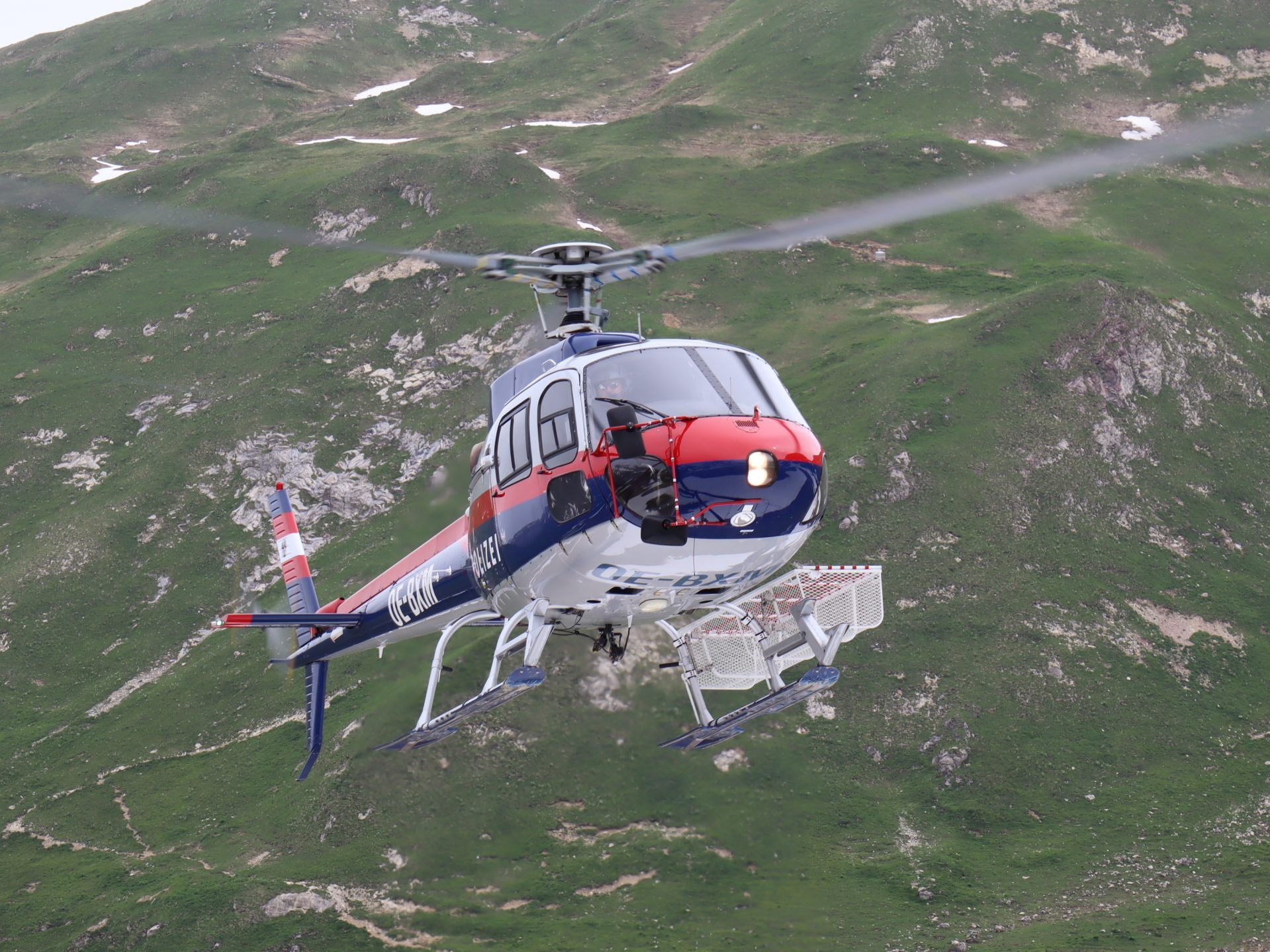 Eine Familie aus Deutschland musste per Hubschrauber gerettet werden. Eine Familie aus Deutschland musste per Hubschrauber gerettet werden.
