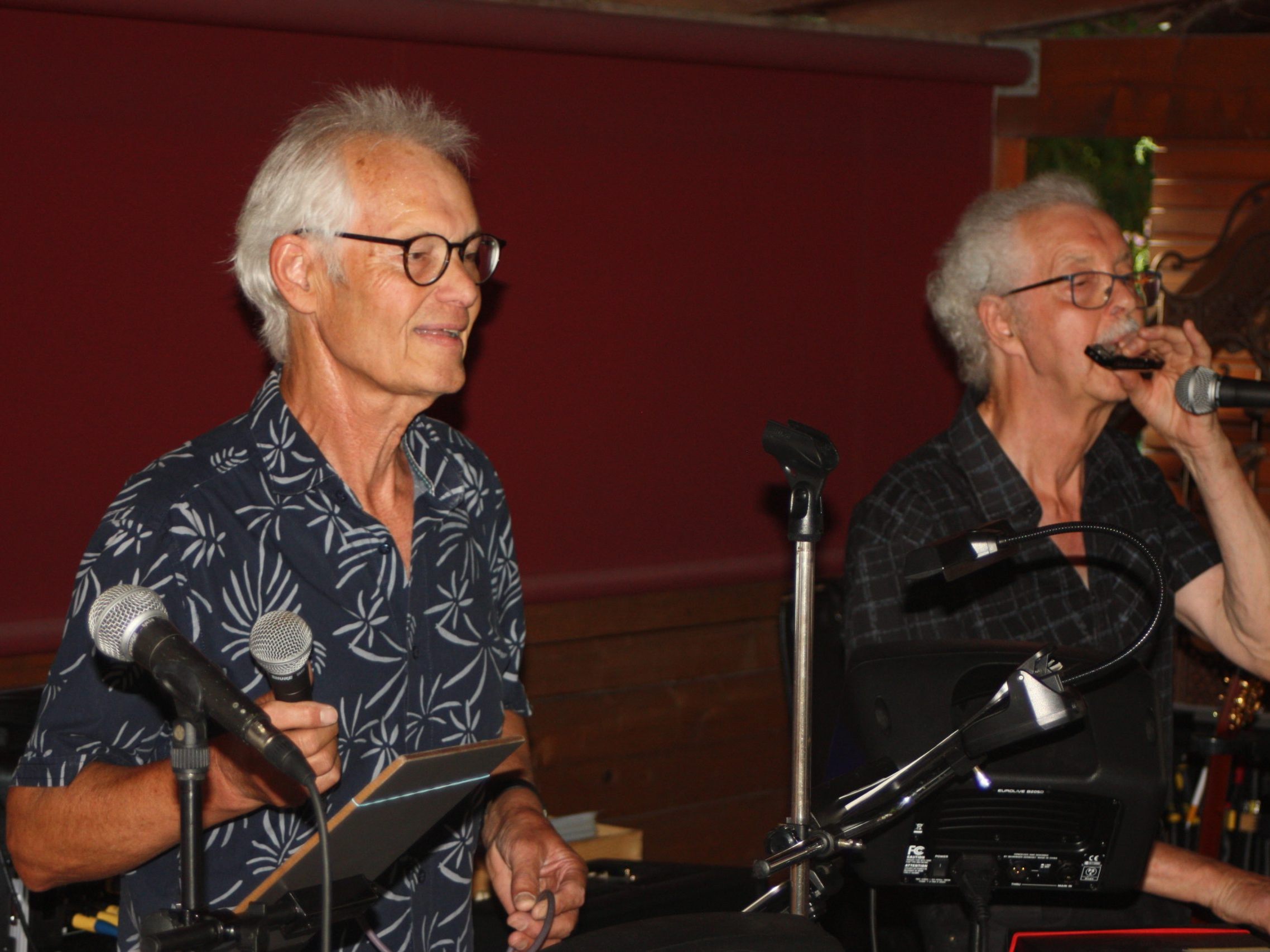 Kurt (l.) und Arthur Dreier von der Kultband The Imitation treten im Rankweiler Hof auf. Kurt (l.) und Arthur Dreier von der Kultband The Imitation treten im Rankweiler Hof auf.