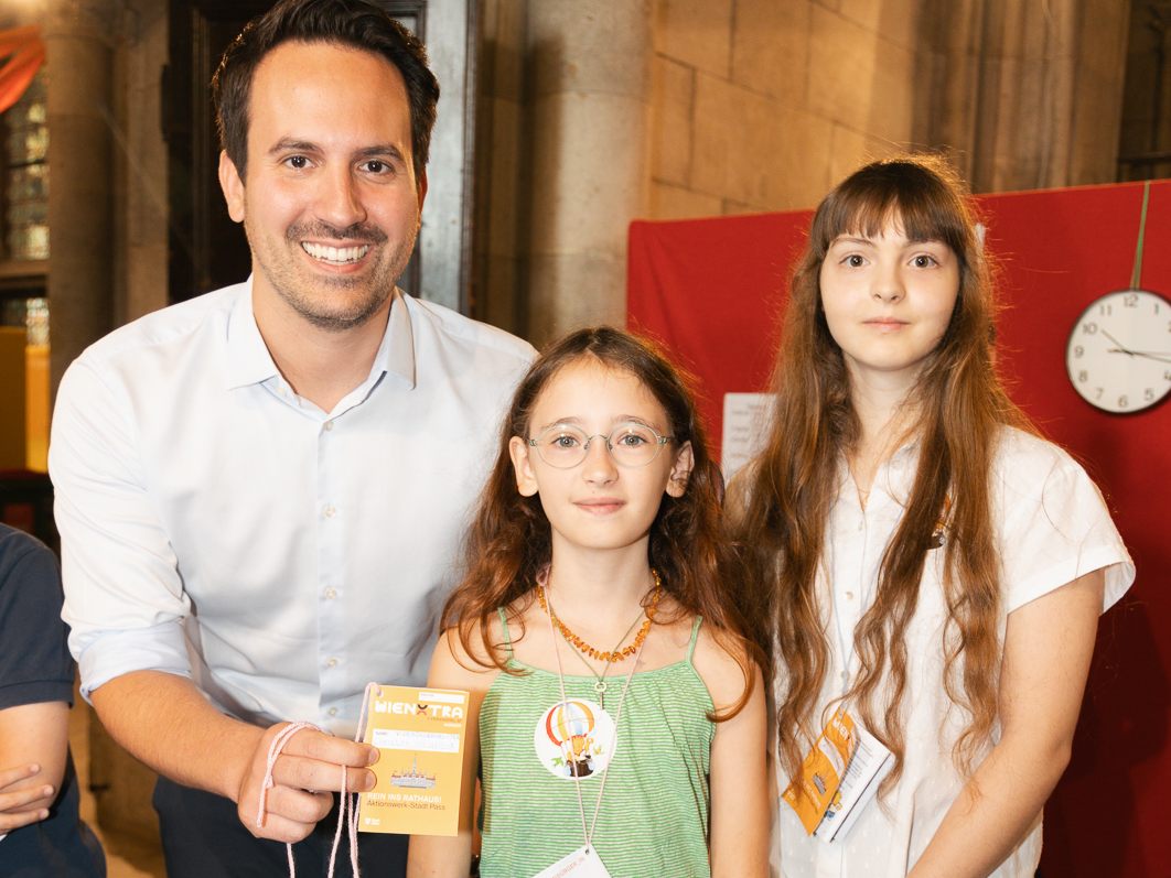 Wiederkehr (links) neben Kinder-Stadträtin Marie (Mitte) und Kinder-Vizebürgermeisterin Alessandra (rechts).