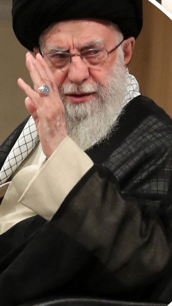 Ayatollah Khamenei (l.) droht Israel seit Wochen mit einem Angriff.