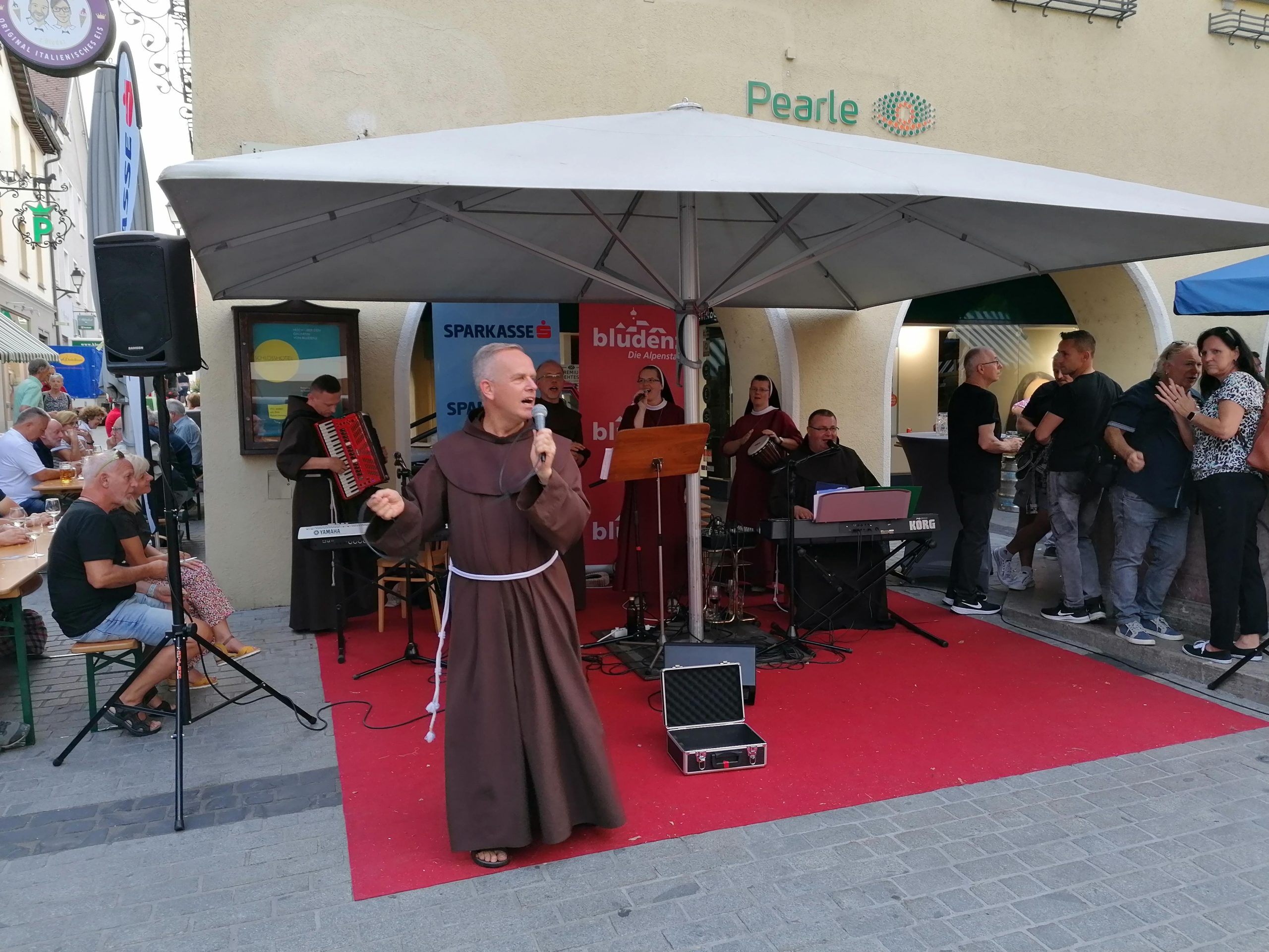 Die "Singenden Patres" sind immer die Lieblinge der Marktbesucher