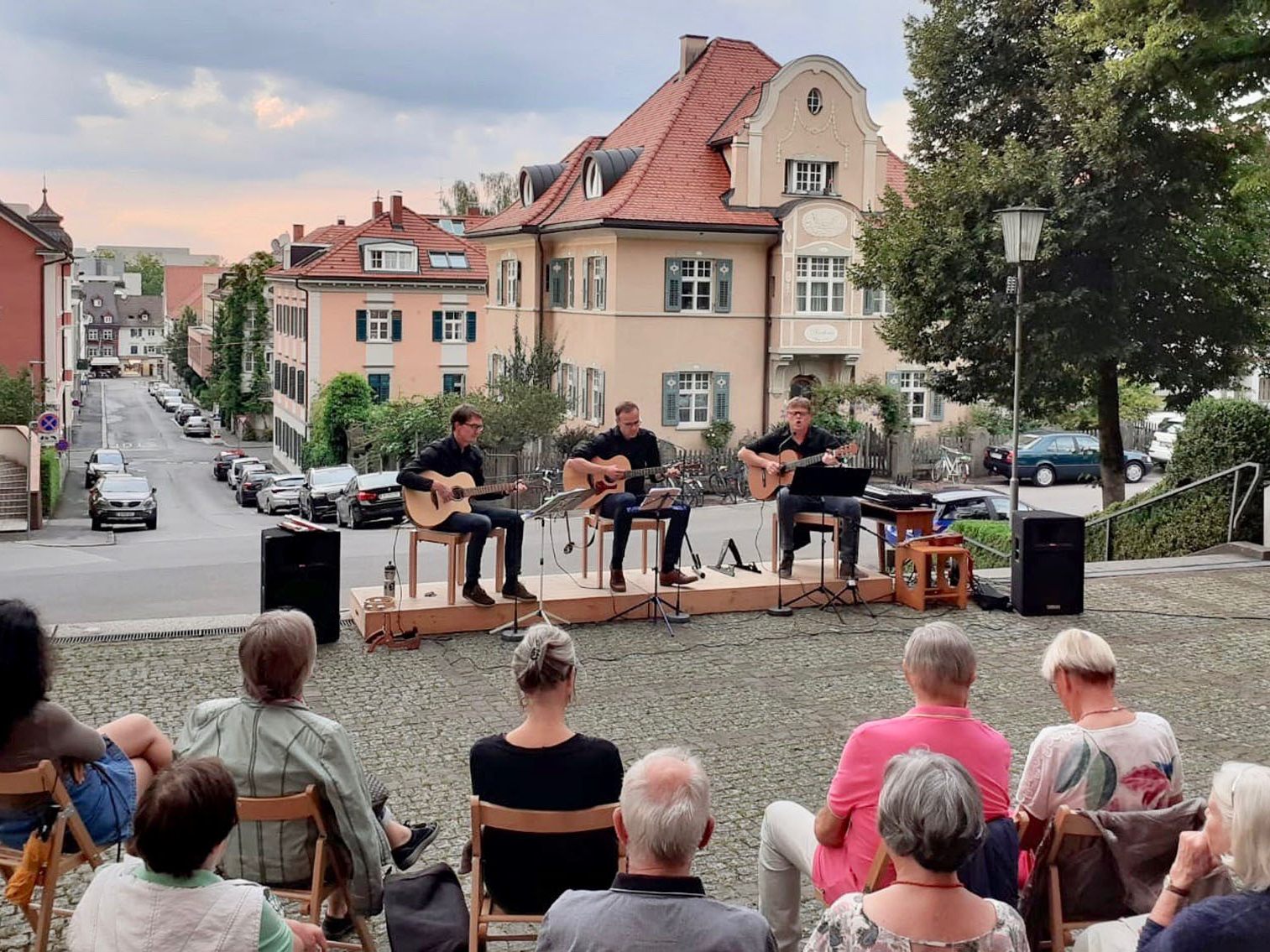 Das Kirchentrio der Pfarre Herz-Jesu bringt Österreichisches Liedgut.