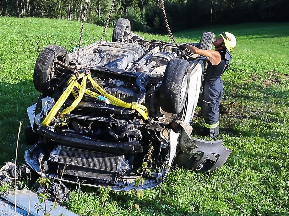 Die Feuerwehr brauchte einen Kran, um den Lkw zu bergen.