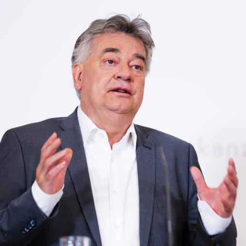 Werner Kogler ist der Spitzenkandidaten der Grünen für die Nationalratswahl 2024.