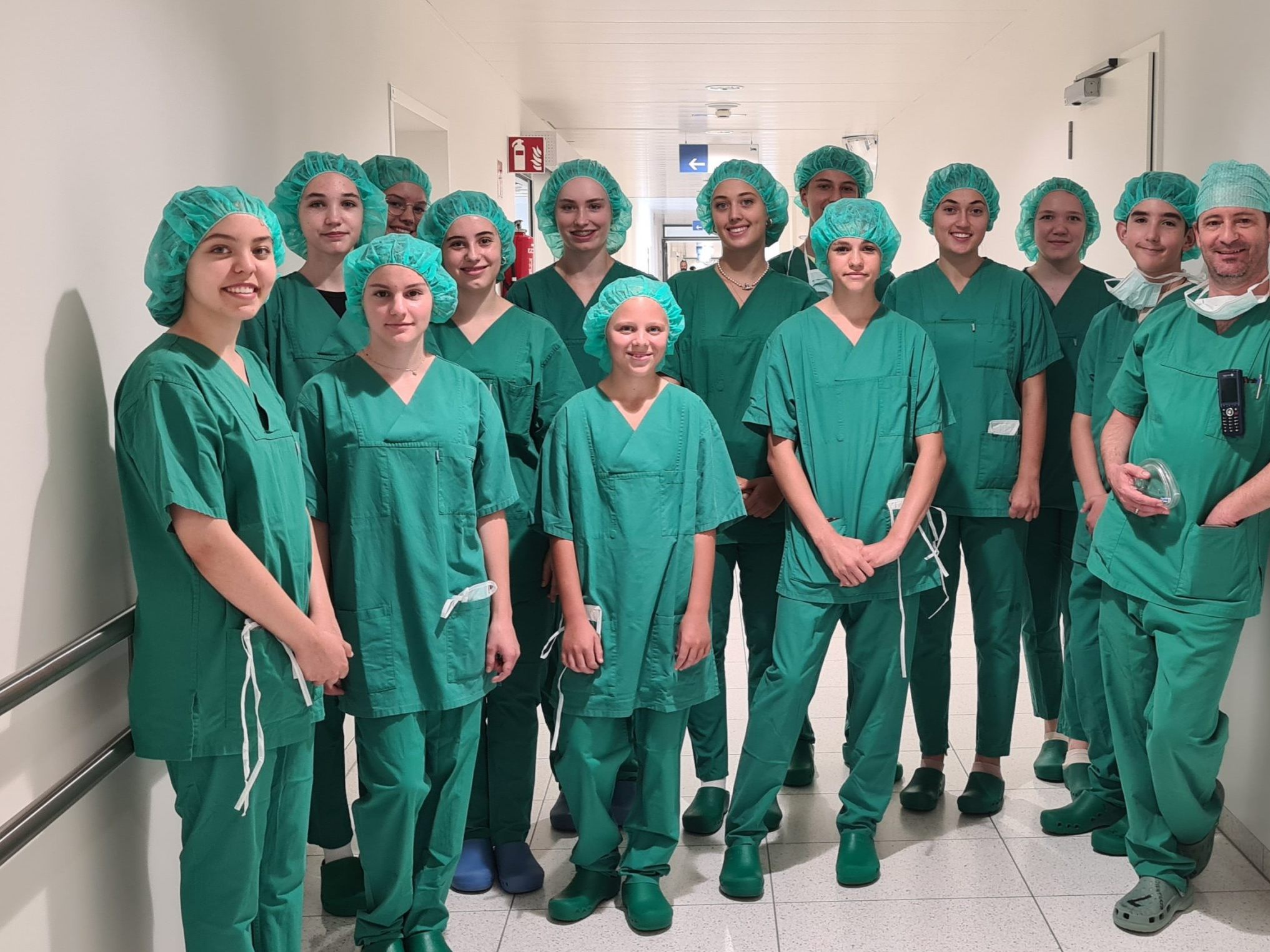 Begeistert von ihrem Tag im Krankenhaus waren diese Schüler:innen im September 2023. Begeistert von ihrem Tag im Krankenhaus waren diese Schüler:innen im September 2023.
