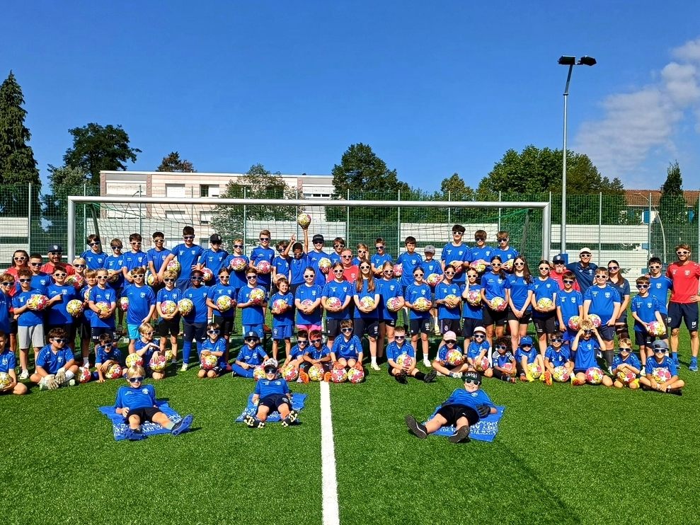 Fußball pur im Stadion Hoferfeld! Rund 70 Buben und Mädchen von sechs bis 13 Jahren waren beim großen „SPARK7 Fußball Nachwuchs Camp“ des SV typico Lochau im Stadion Hoferfeld in diesem Jahr aktiv mit dabei.