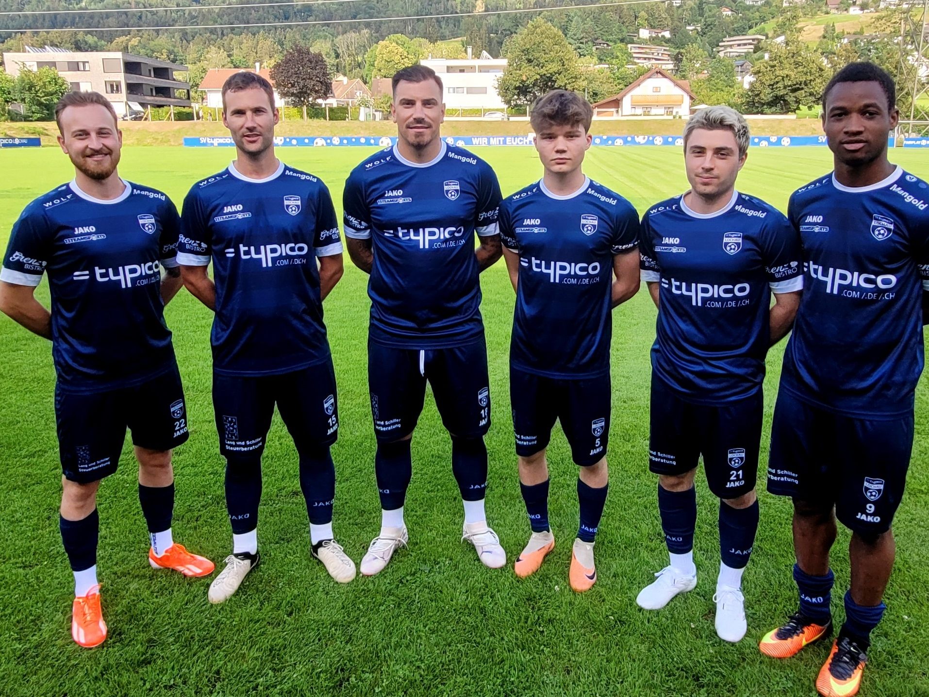 Die Neuzugänge des SV typico Lochau im Spieljahr 2024/25: Kevin Prantl (Höchst), Dennis Kloser (Höchst), Sandro Gotal (Regensburg), Levin Gmeiner (Sulzberg), Laurin Bösch und Osas Amenaghawon (Rankweil/AKA). Es fehlt Haris Handanagic (Berlin). Die Neuzugänge des SV typico Lochau im Spieljahr 2024/25: Kevin Prantl (Höchst), Dennis Kloser (Höchst), Sandro Gotal (Regensburg), Levin Gmeiner (Sulzberg), Laurin Bösch und Osas Amenaghawon (Rankweil/AKA). Es fehlt Haris Handanagic (Berlin).