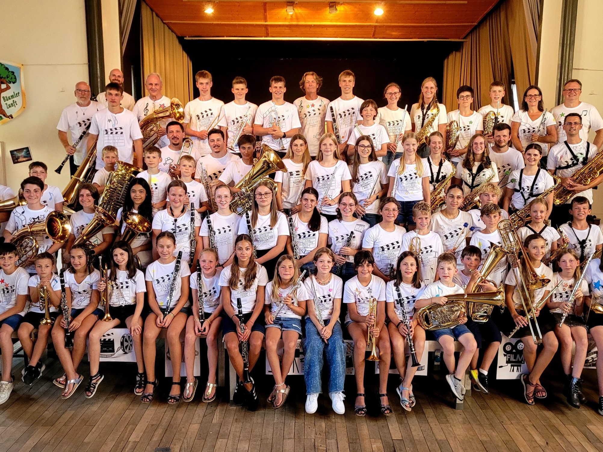 Mit einem bravourösen Konzert in der Lochauer Festhalle feierten die Lochauer Jungmusikanten und ihre Betreuer unter der Gesamtleitung von Stefan Nobis den Abschluss eines erfolgreichen Jungmusikanten-Ferienlagers. Mit einem bravourösen Konzert in der Lochauer Festhalle feierten die Lochauer Jungmusikanten und ihre Betreuer unter der Gesamtleitung von Stefan Nobis den Abschluss eines erfolgreichen Jungmusikanten-Ferienlagers.