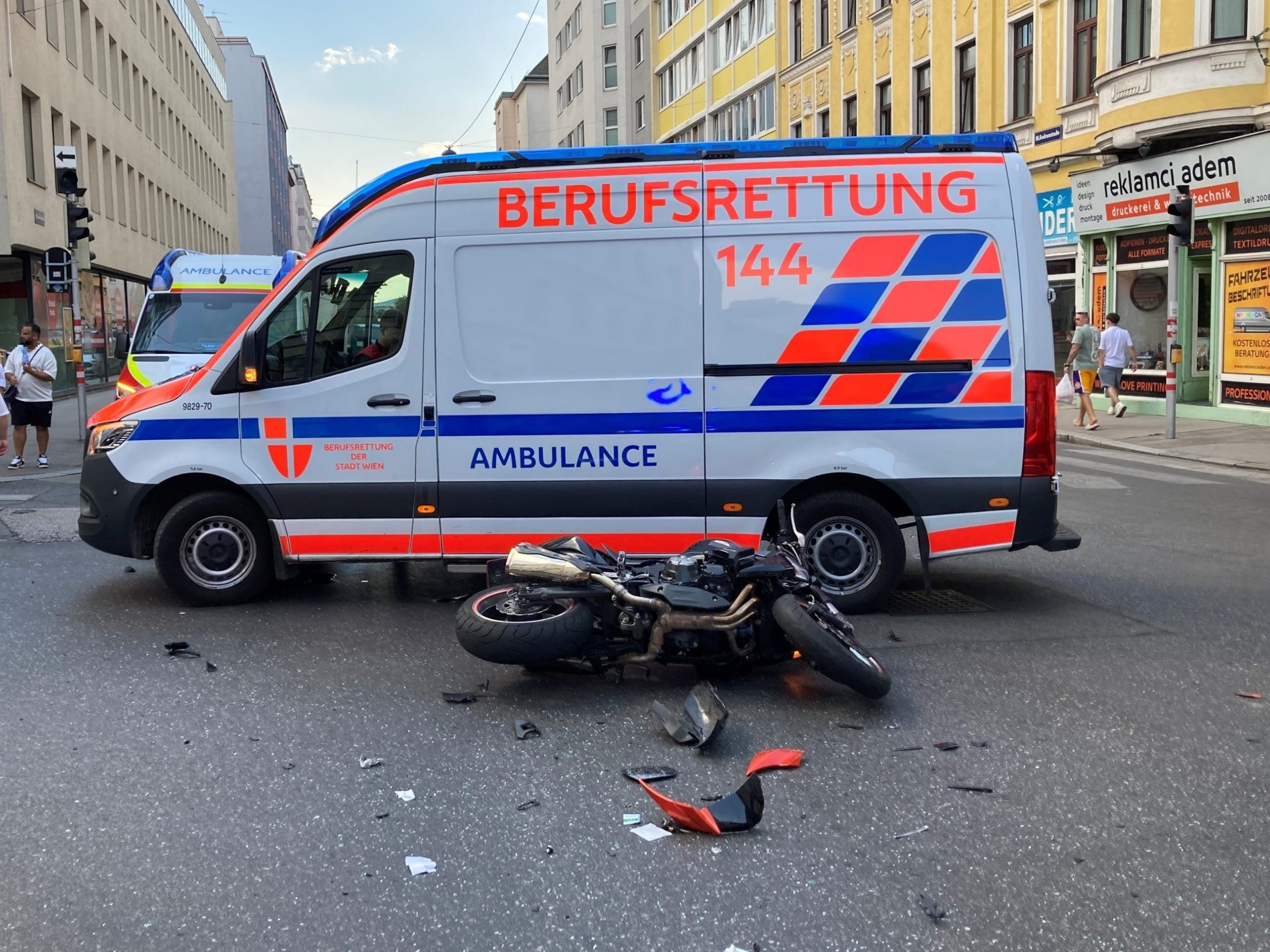 In Wien kam es am Freitag gleich zu zwei schweren Motorradunfällen.