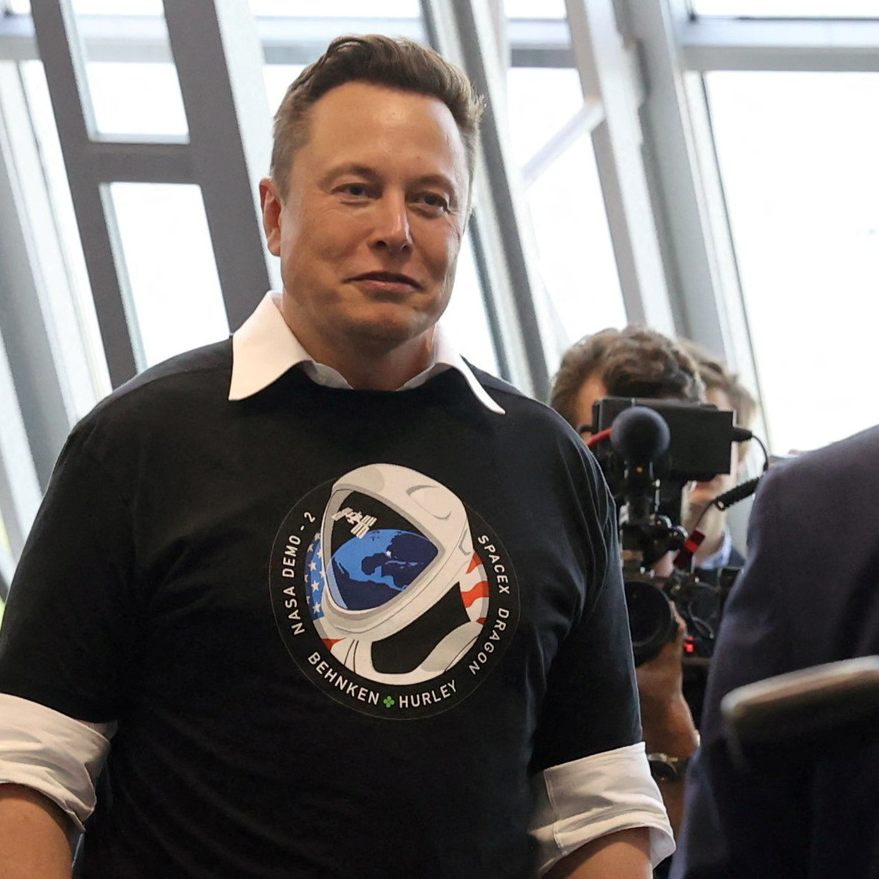 Faktenchecker entlarvten seit Jänner 50 X-Nachrichten des Tech-Multimilliardärs Musk (l.) als falsch oder irreführend.